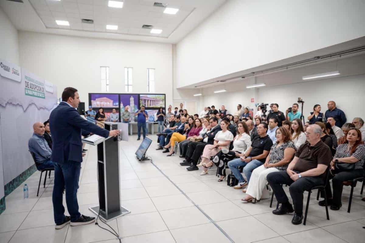 Javier D&iacute;az Gonz&aacute;lez presenta programa de IA en Saltillo para PyMES