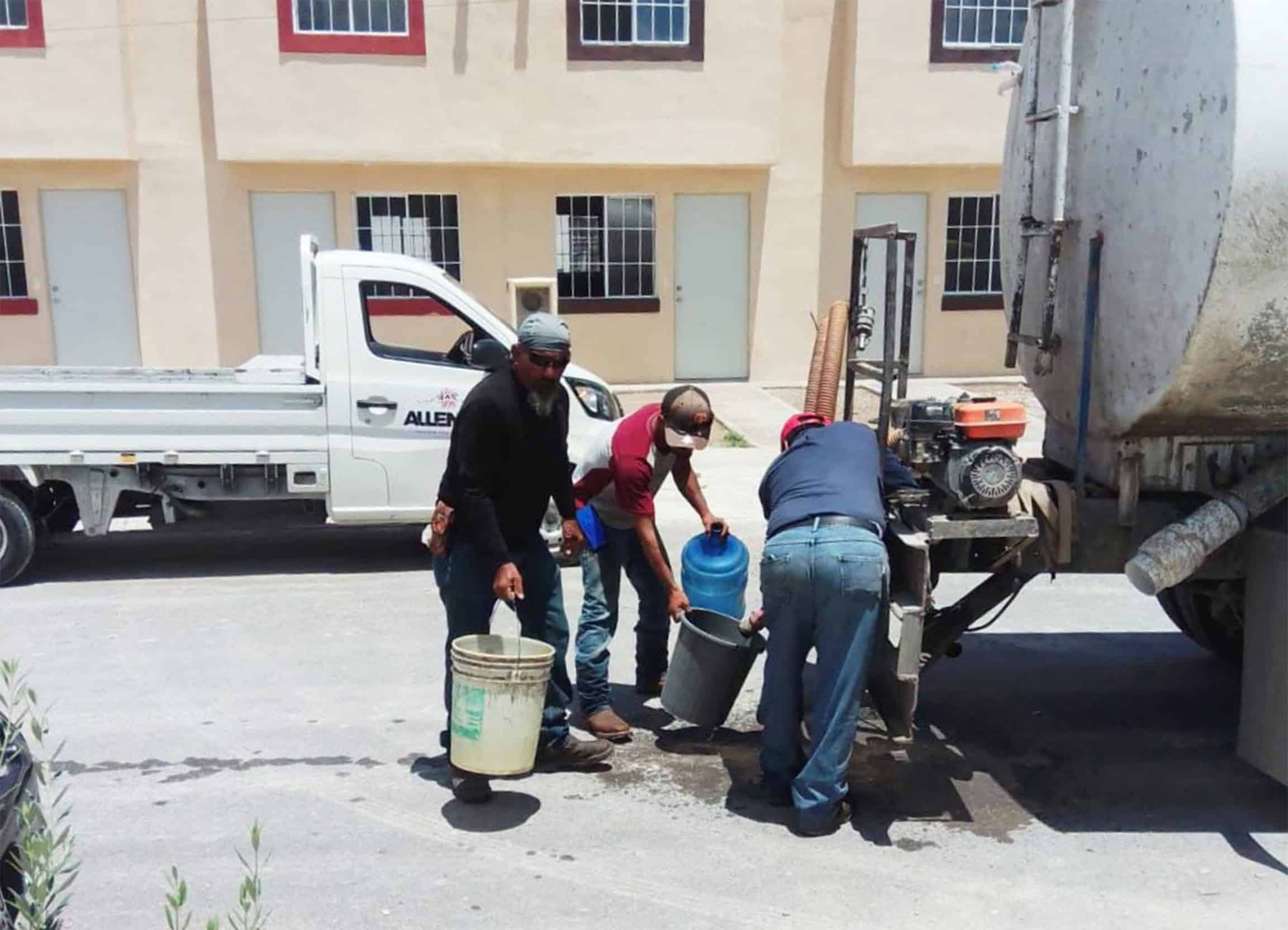 Persisten problemas de abasto de agua en Allende; contin&uacute;an repartos con pipas