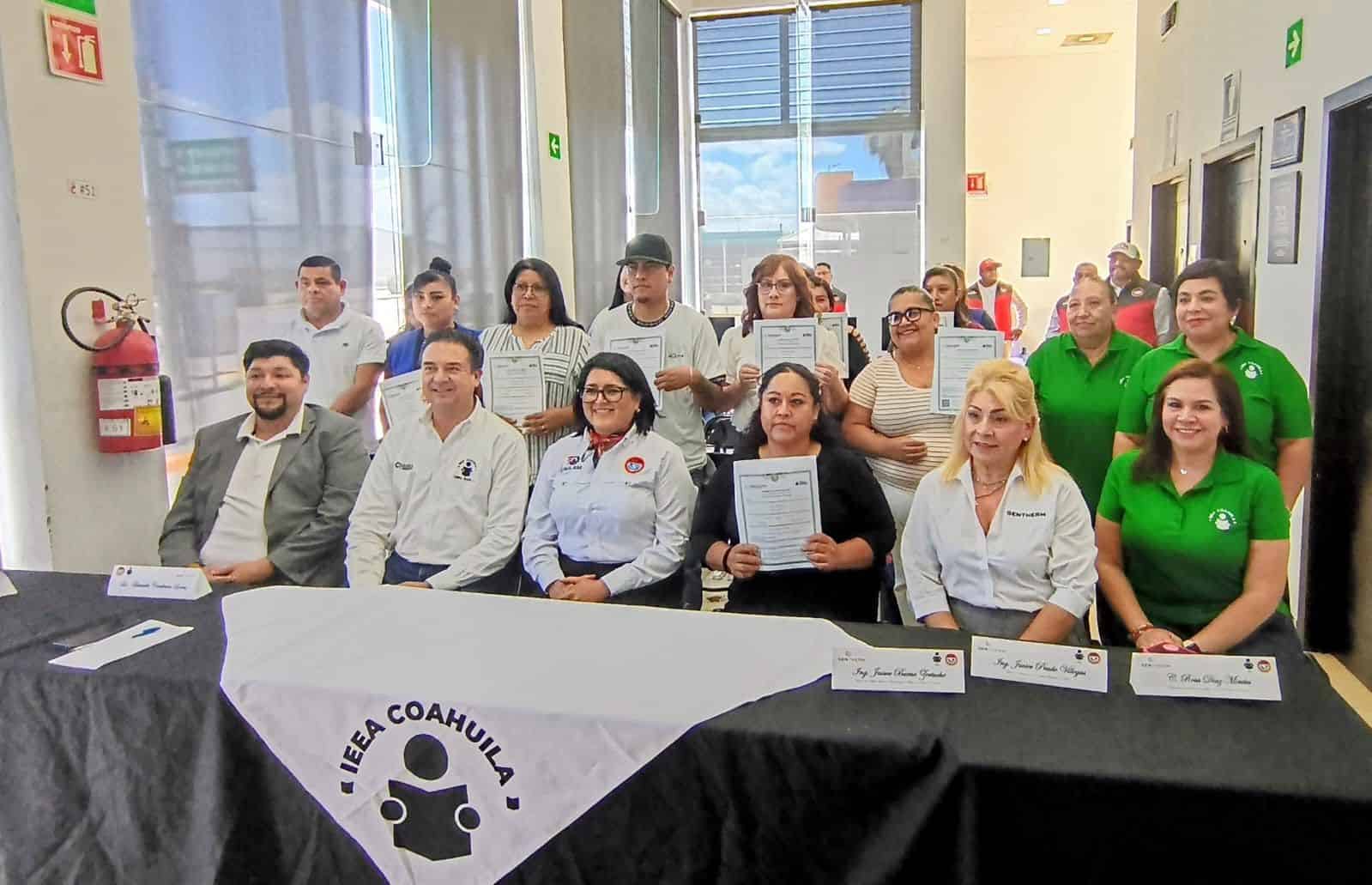 Entrega IEEA certificados y m&oacute;dulos educativos para impulsar la educaci&oacute;n de adultos en Acu&ntilde;a