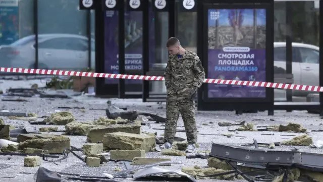 Zelensky ordena ataque a refiner&iacute;a de petr&oacute;leo en Mosc&uacute;