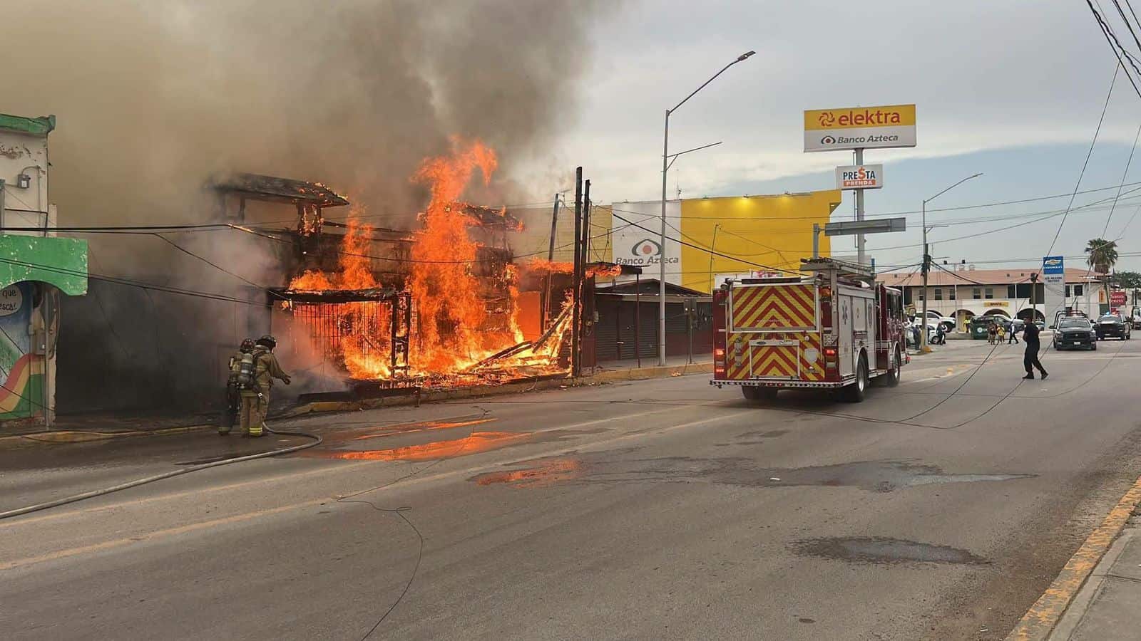 Voraz incendio reduce a cenizas hist&oacute;rico inmueble en el centro de Acu&ntilde;a