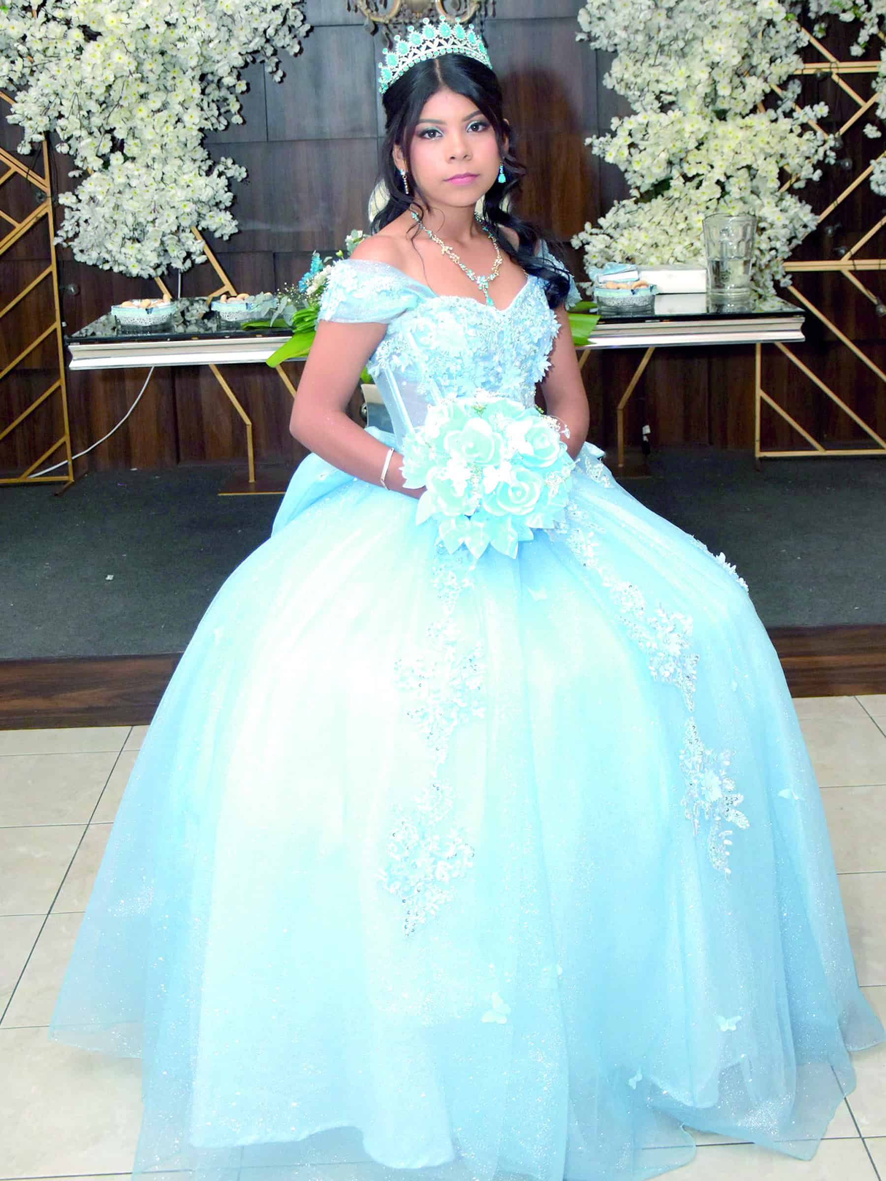 Berenice Abigail celebra sus XV a&ntilde;os rodeada de seres queridos
