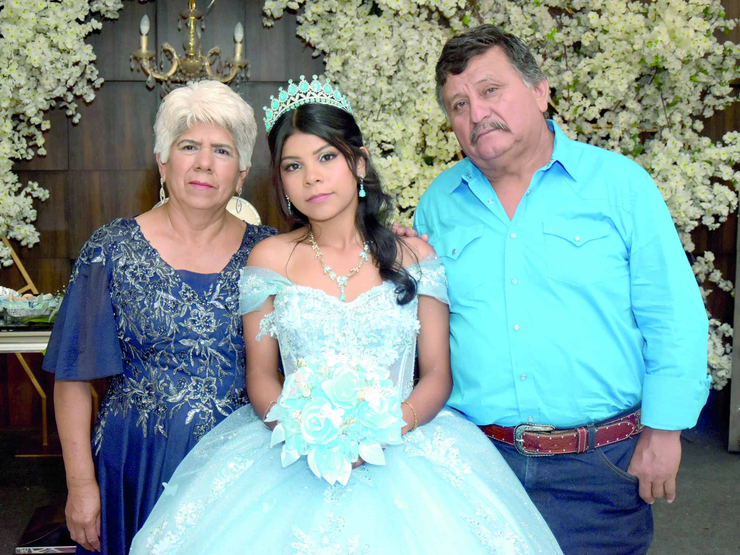 Berenice Abigail celebra sus XV a&ntilde;os rodeada de seres queridos