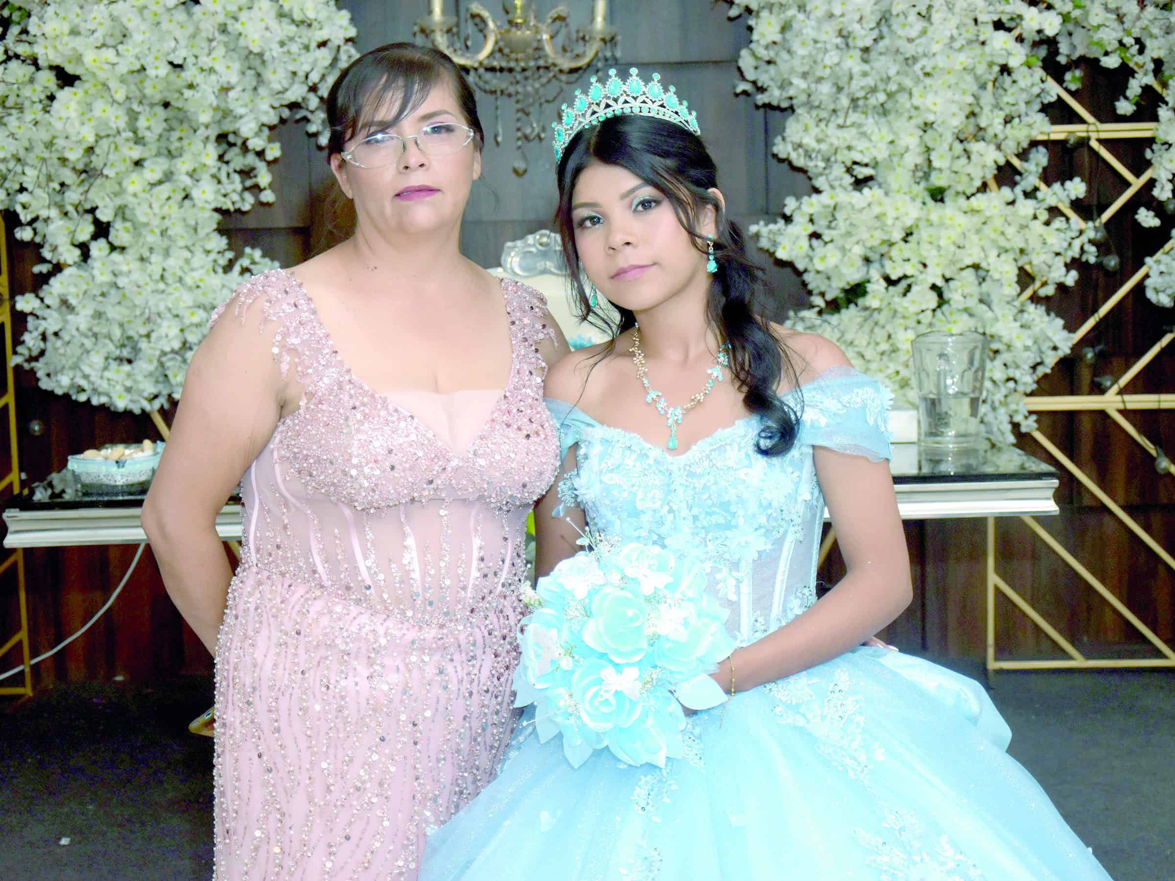 Berenice Abigail celebra sus XV a&ntilde;os rodeada de seres queridos