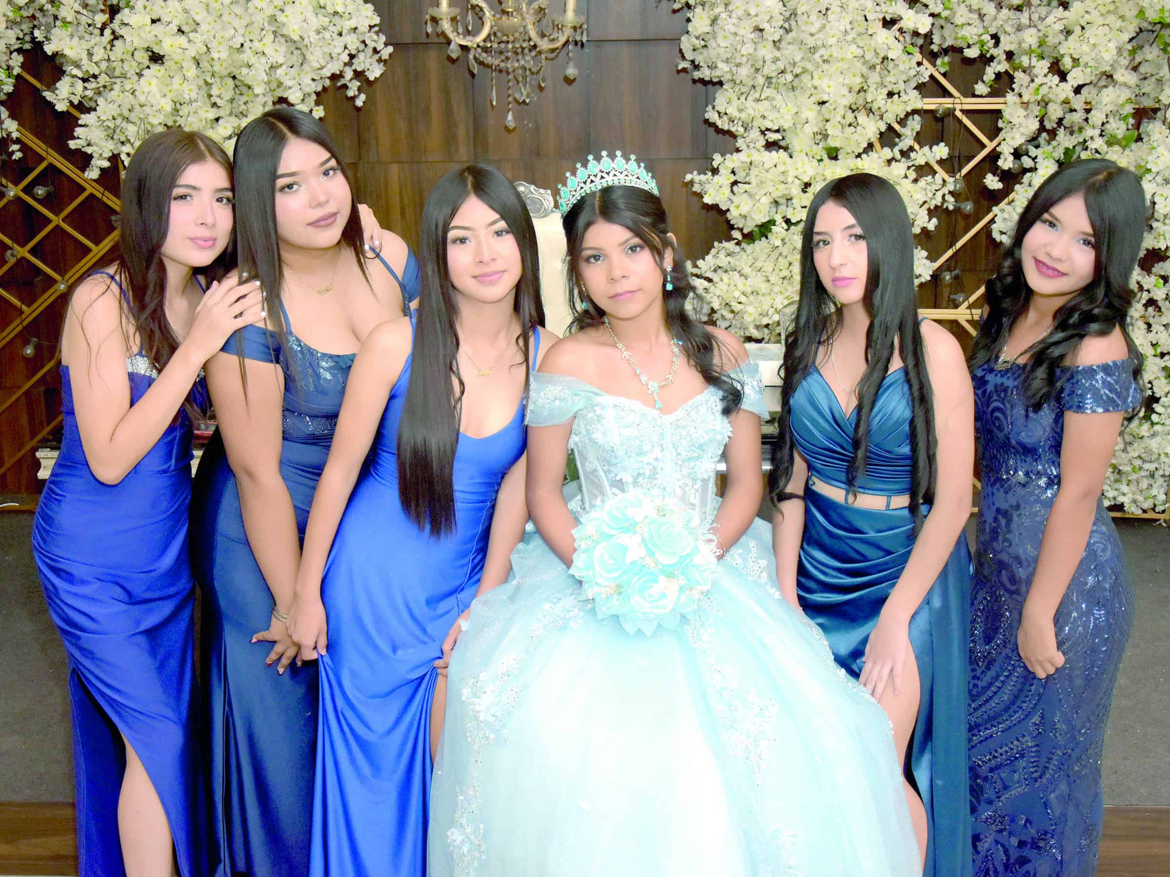 Berenice Abigail celebra sus XV a&ntilde;os rodeada de seres queridos