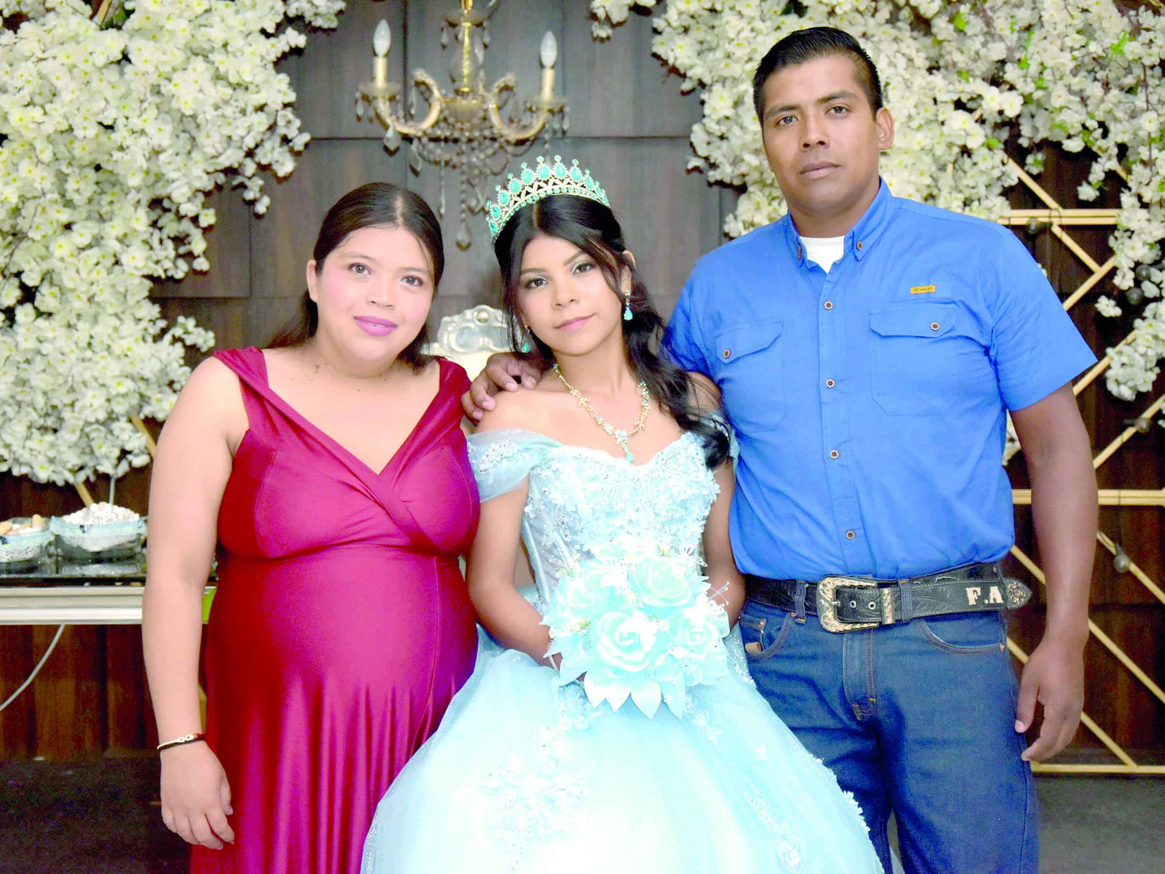 Berenice Abigail celebra sus XV a&ntilde;os rodeada de seres queridos