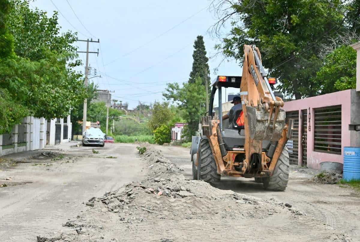 Carlos Villarreal inicia obras de pavimentaci&oacute;n en Monclova: 500 familias beneficiadas
