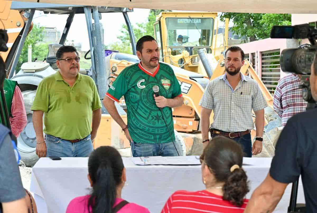 Carlos Villarreal inicia obras de pavimentaci&oacute;n en Monclova: 500 familias beneficiadas