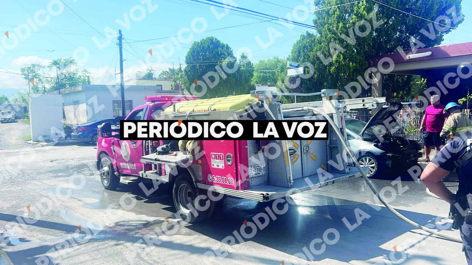 Incendio de auto KIA provoca emergencia en Monclova