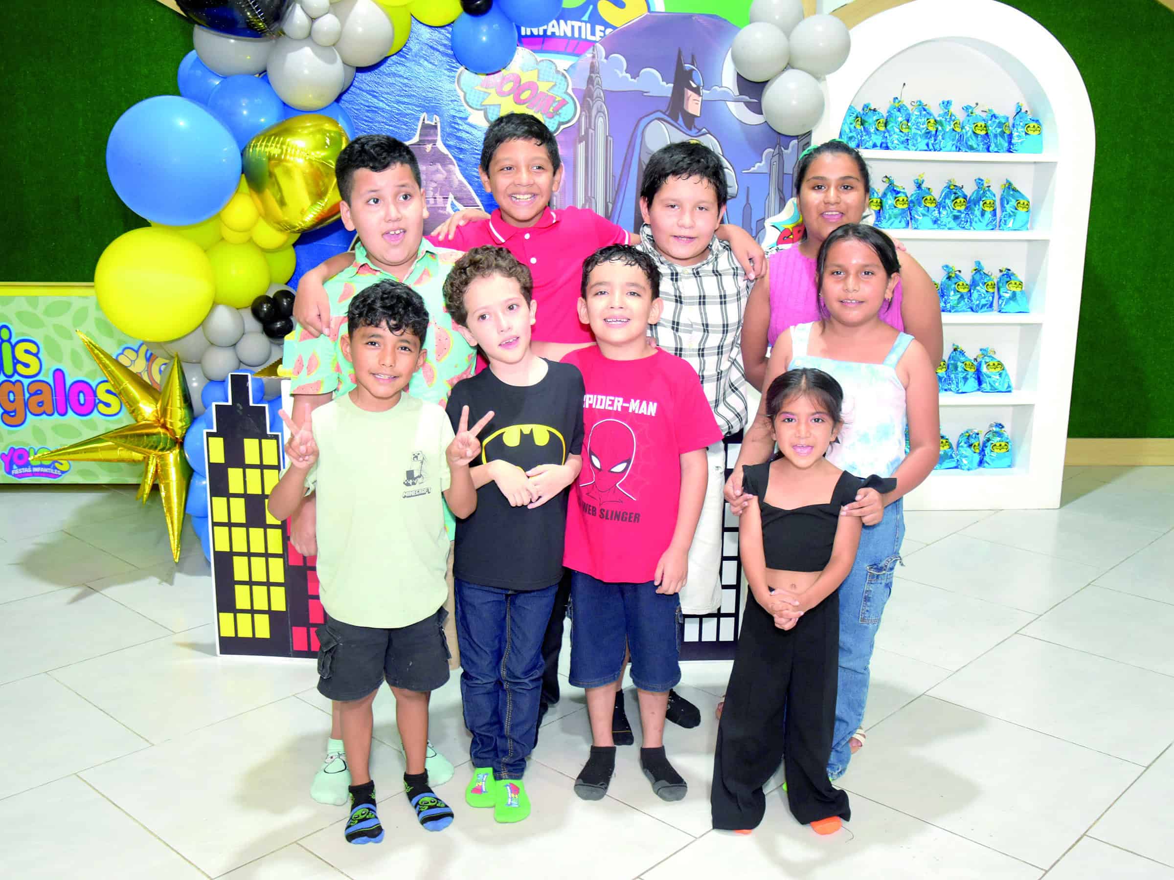 Sebasti&aacute;n Gonz&aacute;lez celebra su cumplea&ntilde;os rodeado de amigos