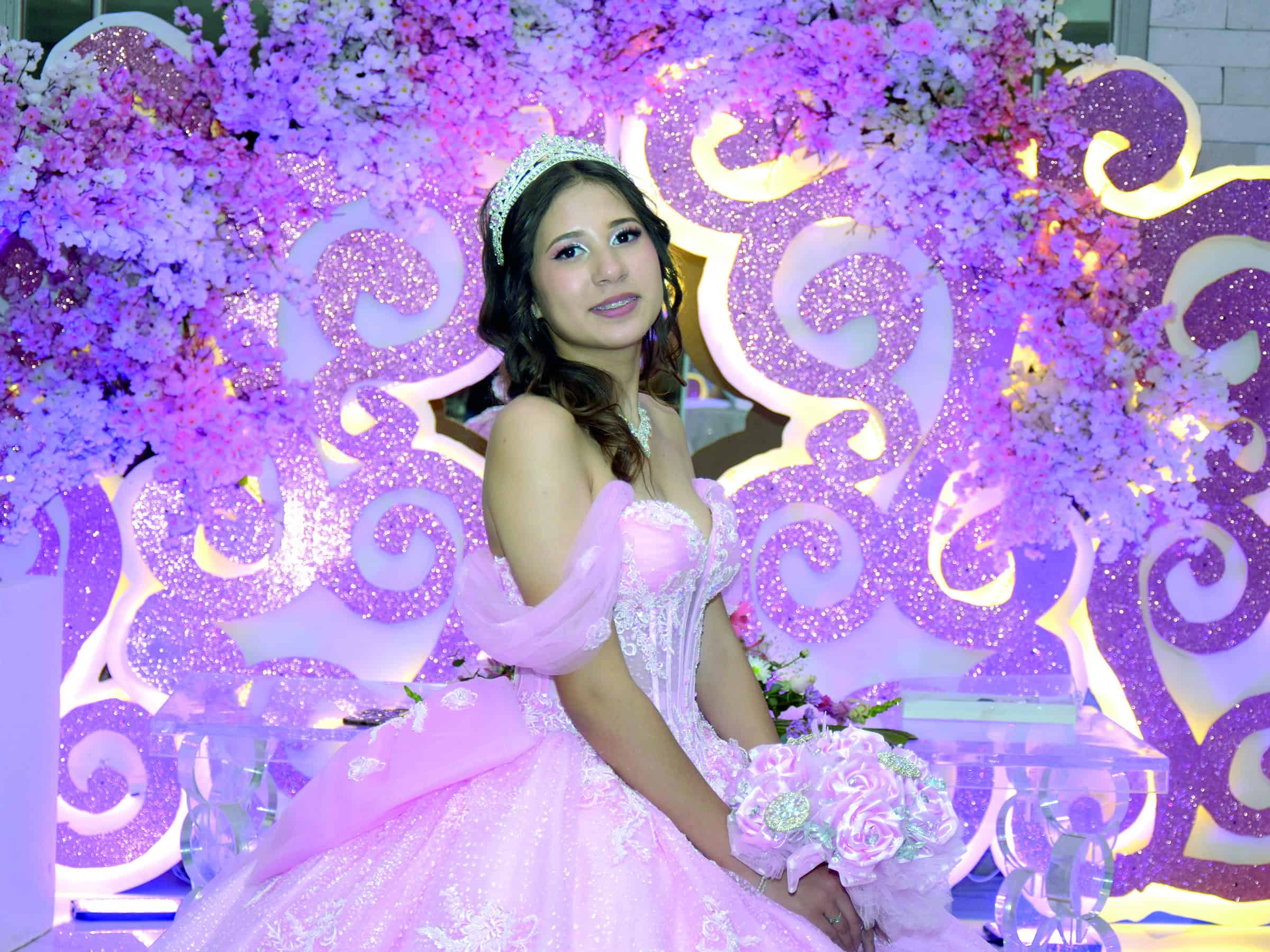 Grecia Torres celebra sus quince a&ntilde;os con emotiva ceremonia en Monclova