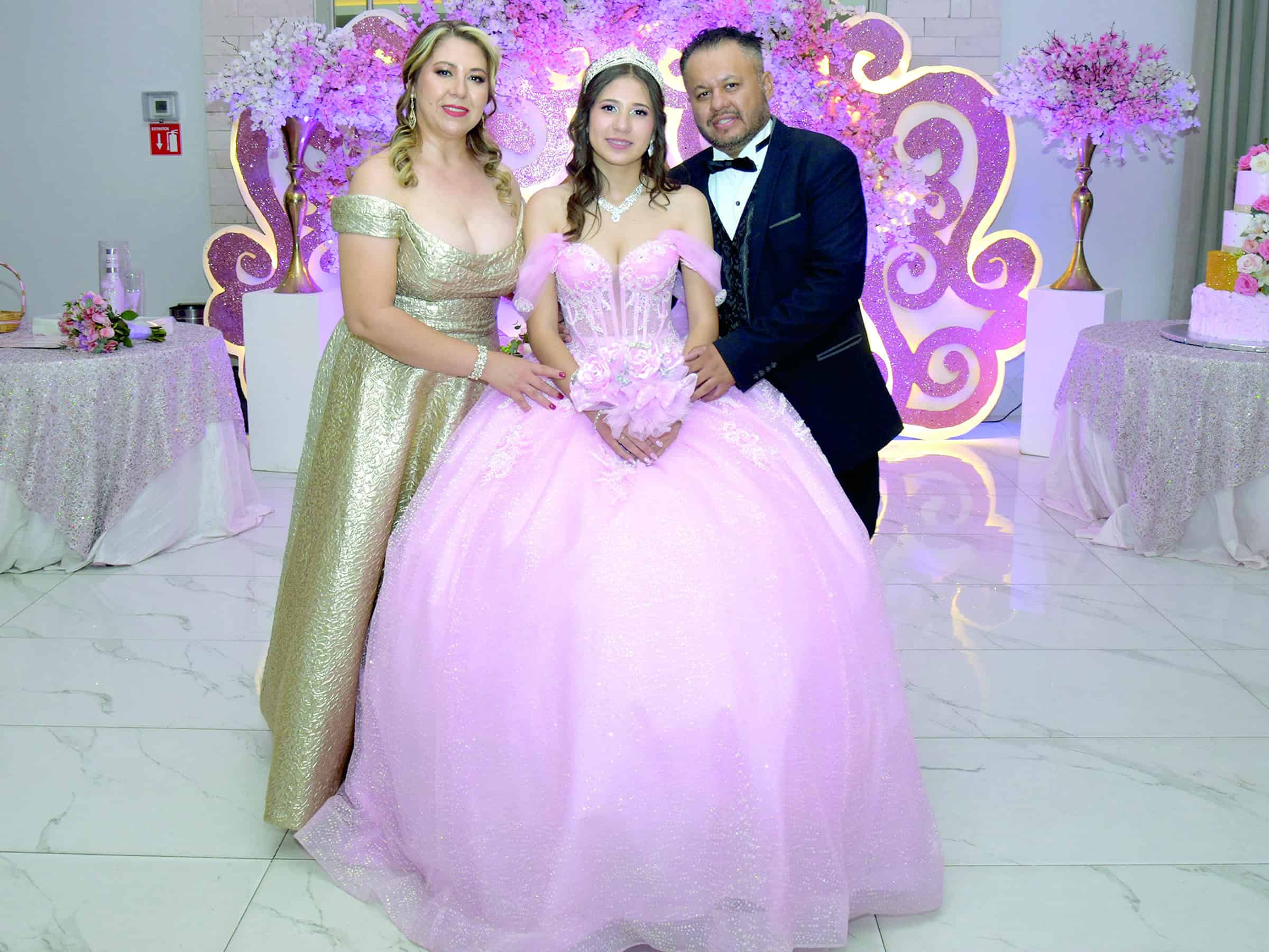 Grecia Torres celebra sus quince a&ntilde;os con emotiva ceremonia en Monclova
