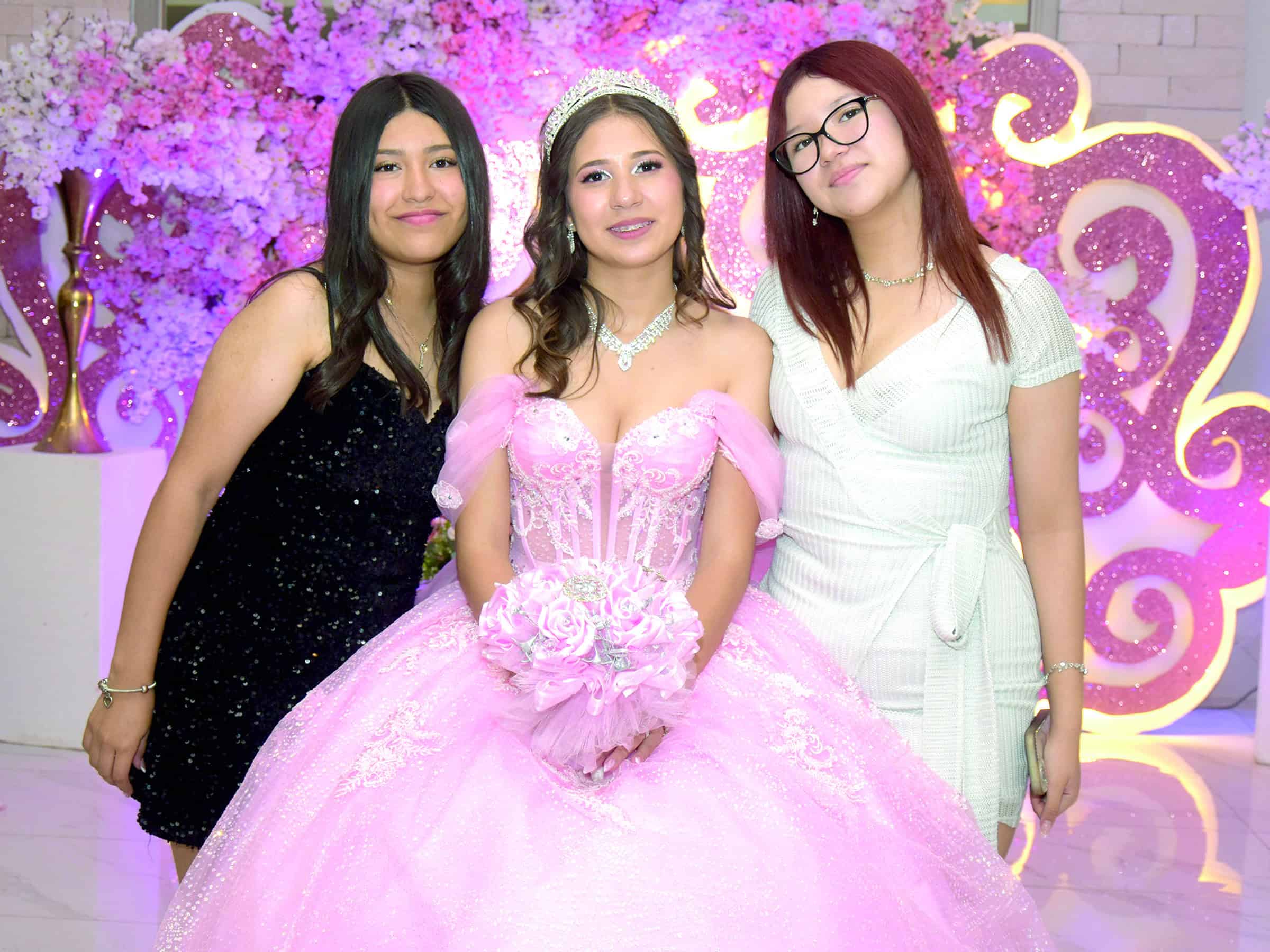 Grecia Torres celebra sus quince a&ntilde;os con emotiva ceremonia en Monclova