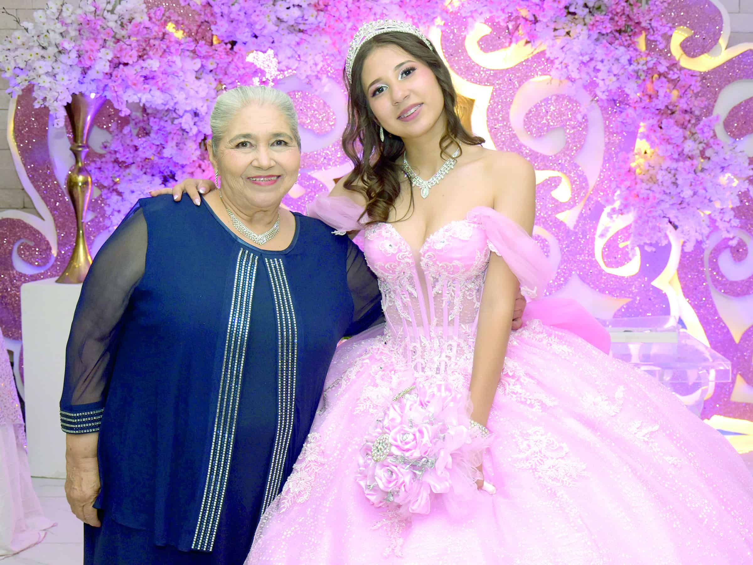 Grecia Torres celebra sus quince a&ntilde;os con emotiva ceremonia en Monclova