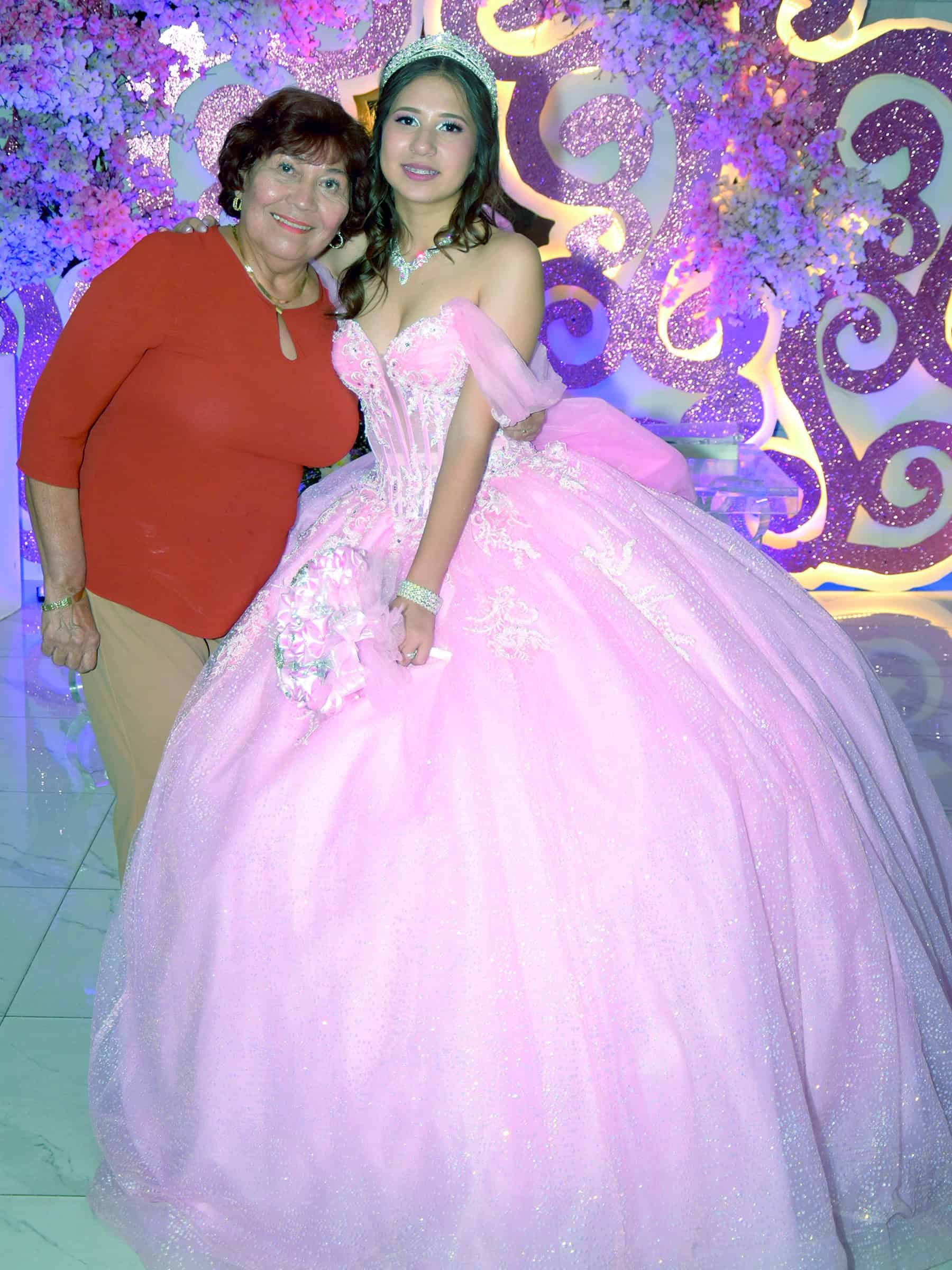 Grecia Torres celebra sus quince a&ntilde;os con emotiva ceremonia en Monclova