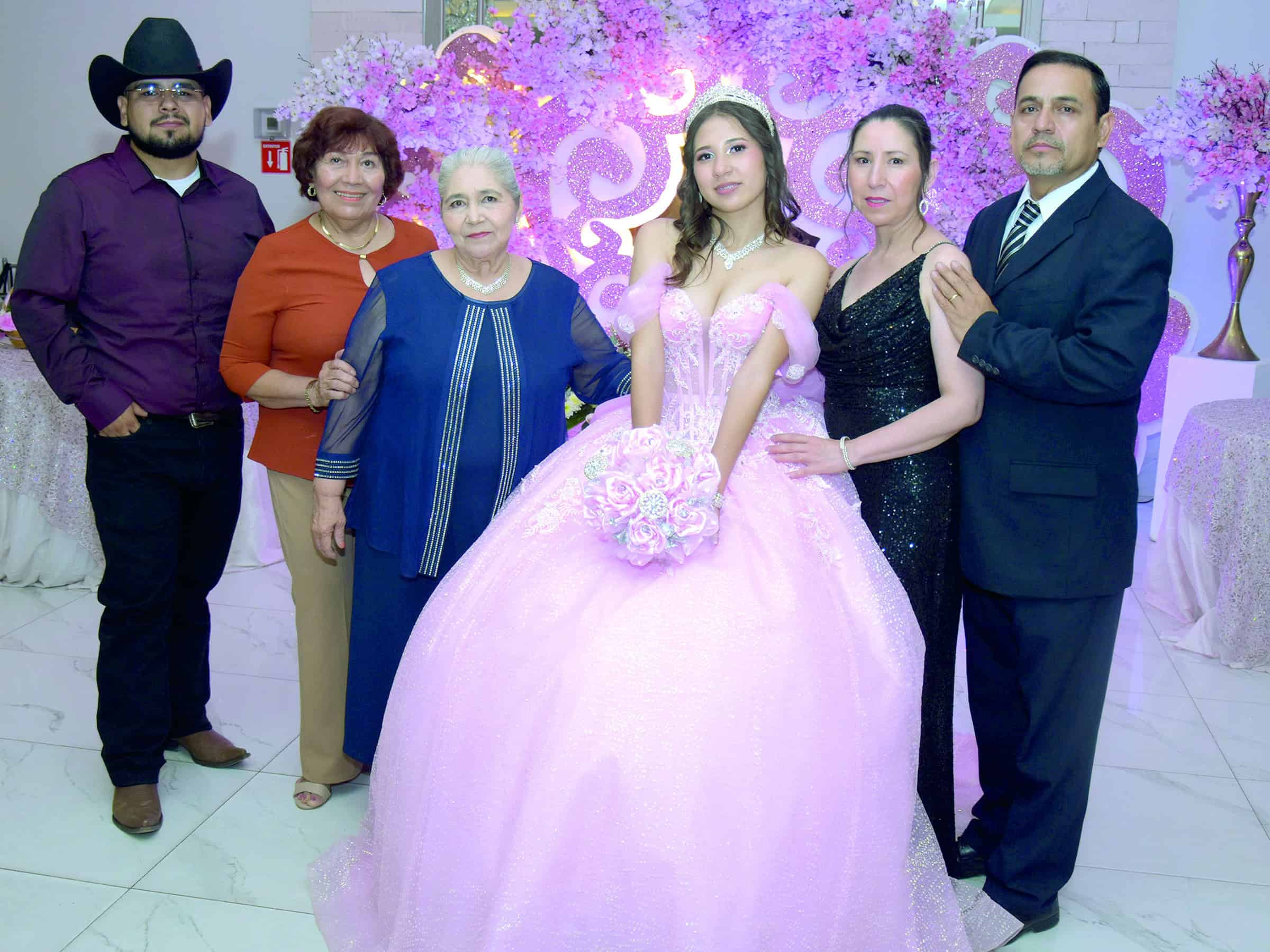 Grecia Torres celebra sus quince a&ntilde;os con emotiva ceremonia en Monclova