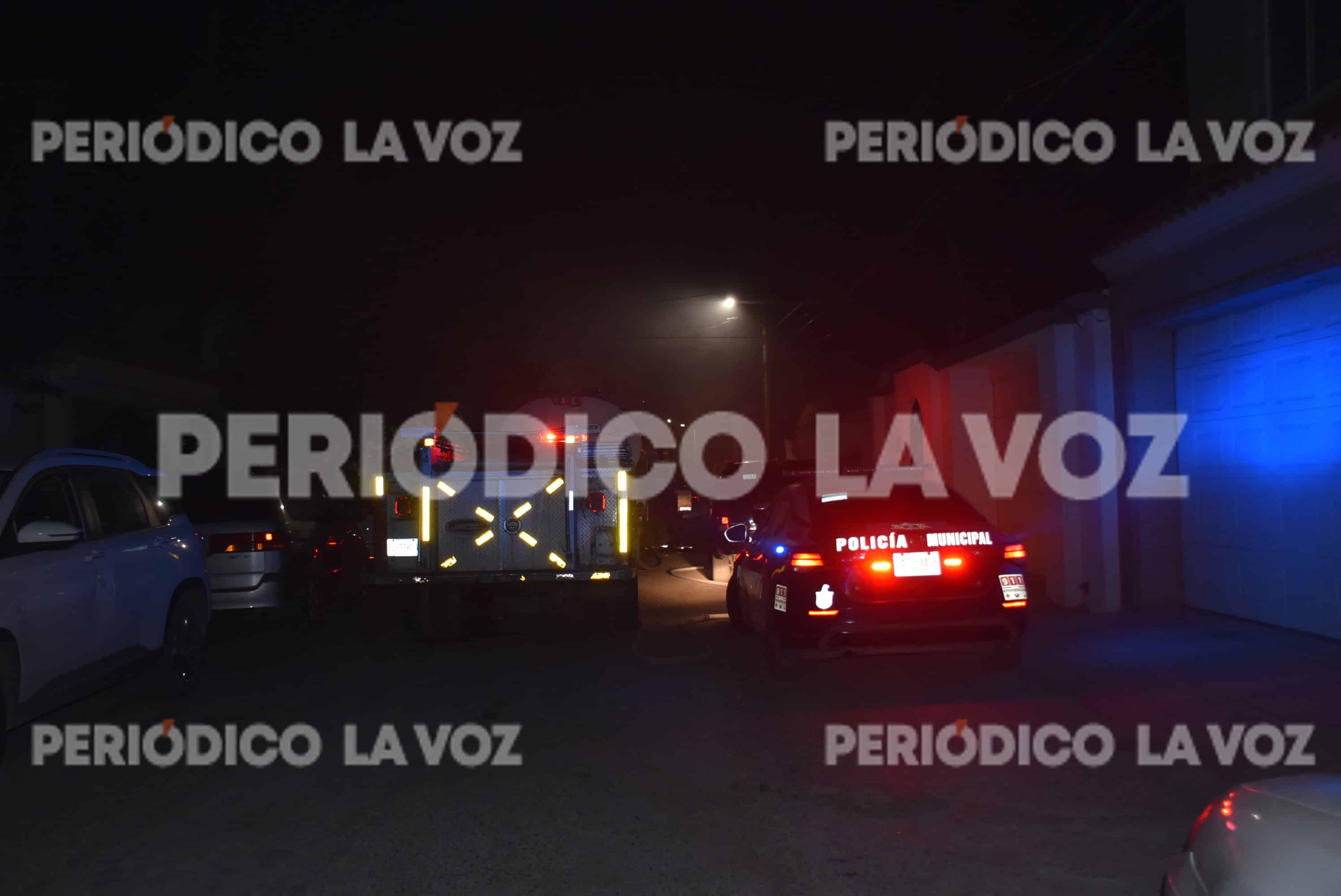 Bomberos controlan incendio en veh&iacute;culo en Monclova
