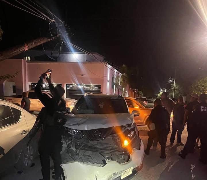 Se pasa alto y choca y derriba un poste
