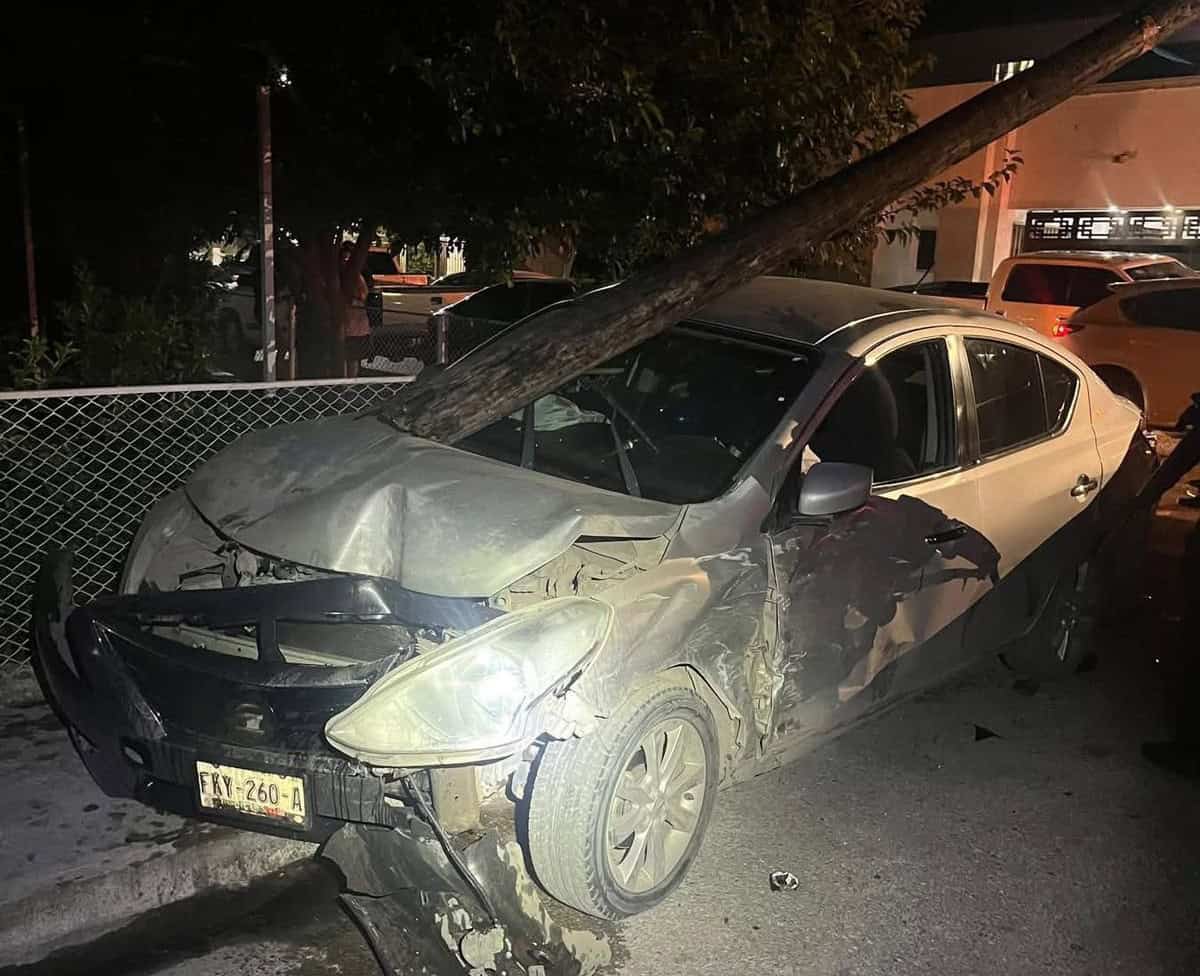 Se pasa alto y choca y derriba un poste