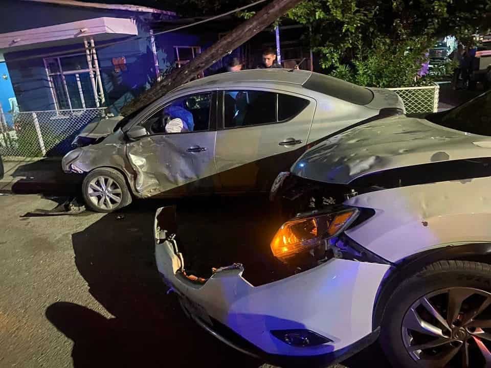 Se pasa alto y choca y derriba un poste