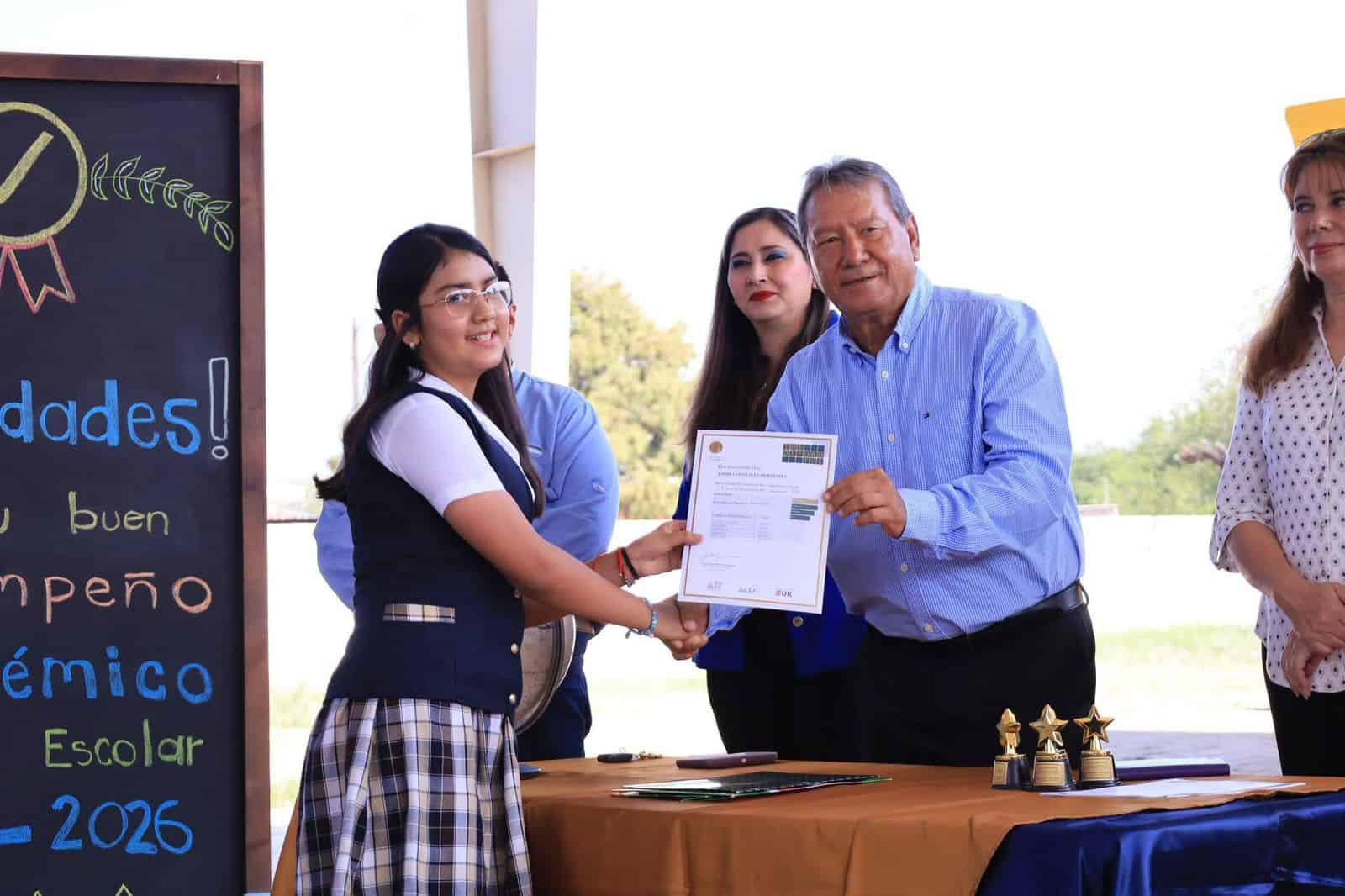 &Oacute;scar R&iacute;os Ram&iacute;rez reconoce a estudiantes en Nueva Rosita