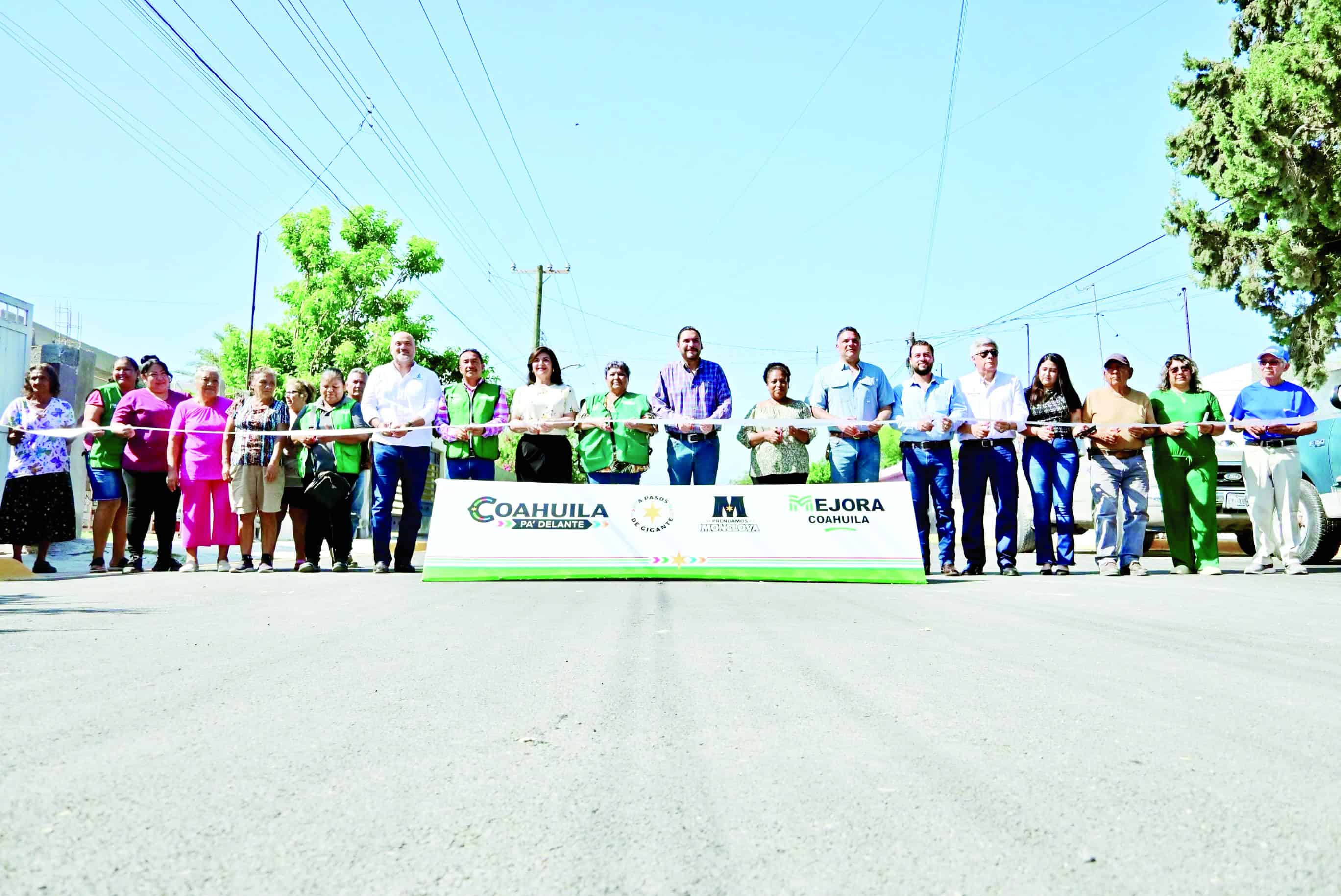 Carlos Villarreal P&eacute;rez entrega recarpeteo de calle 26 en Monclova