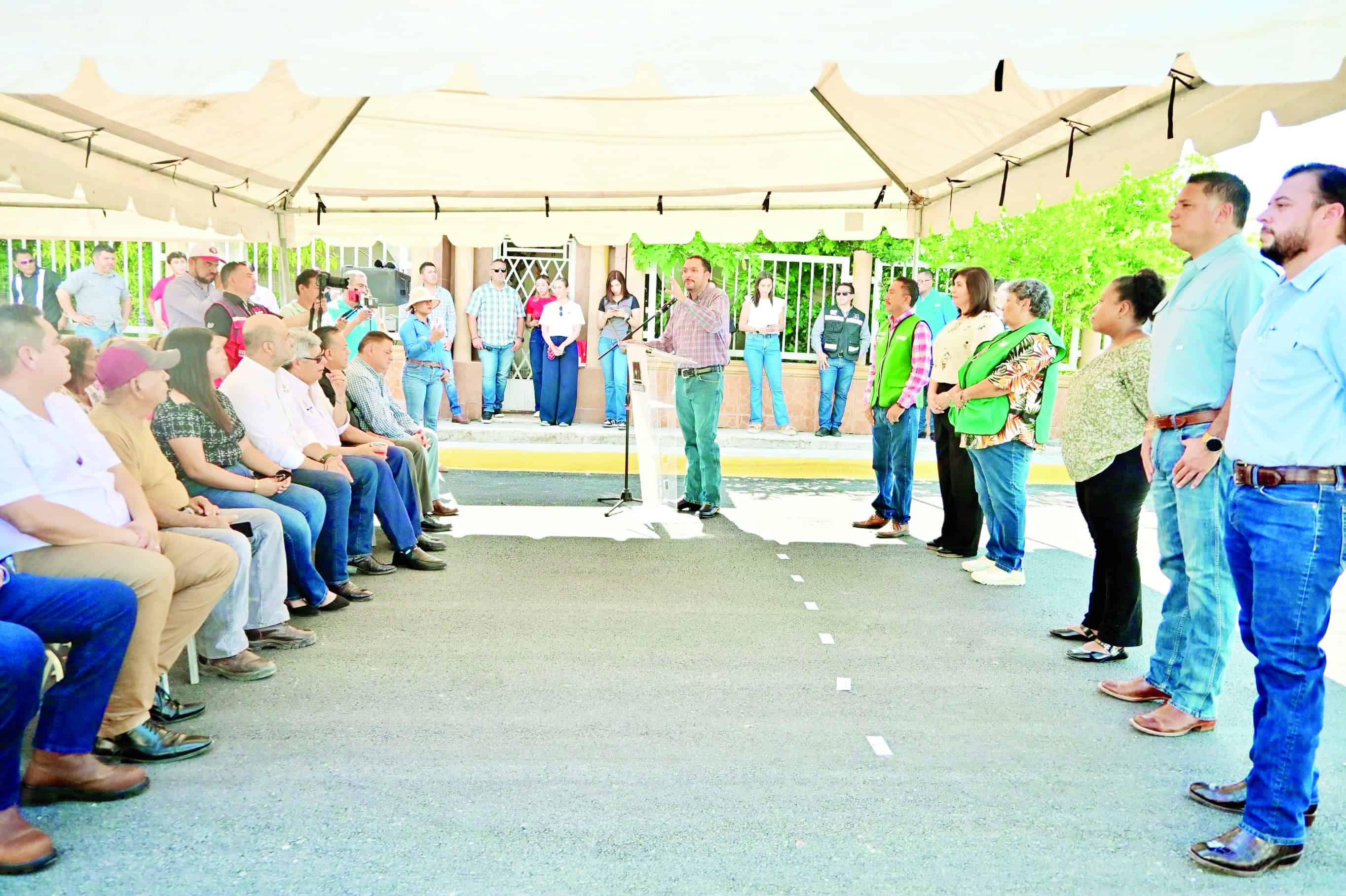 Carlos Villarreal P&eacute;rez entrega recarpeteo de calle 26 en Monclova