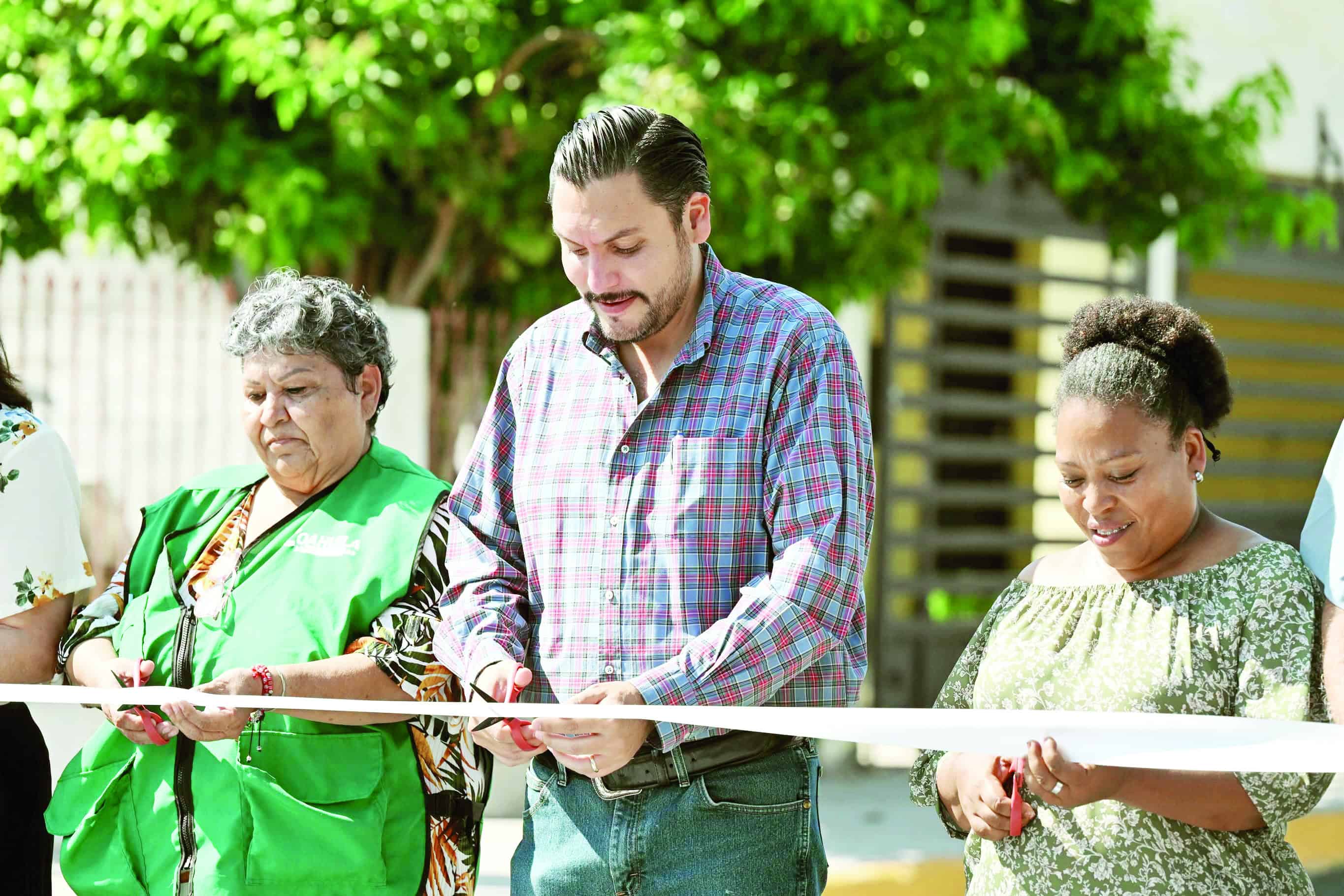 Carlos Villarreal P&eacute;rez entrega recarpeteo de calle 26 en Monclova