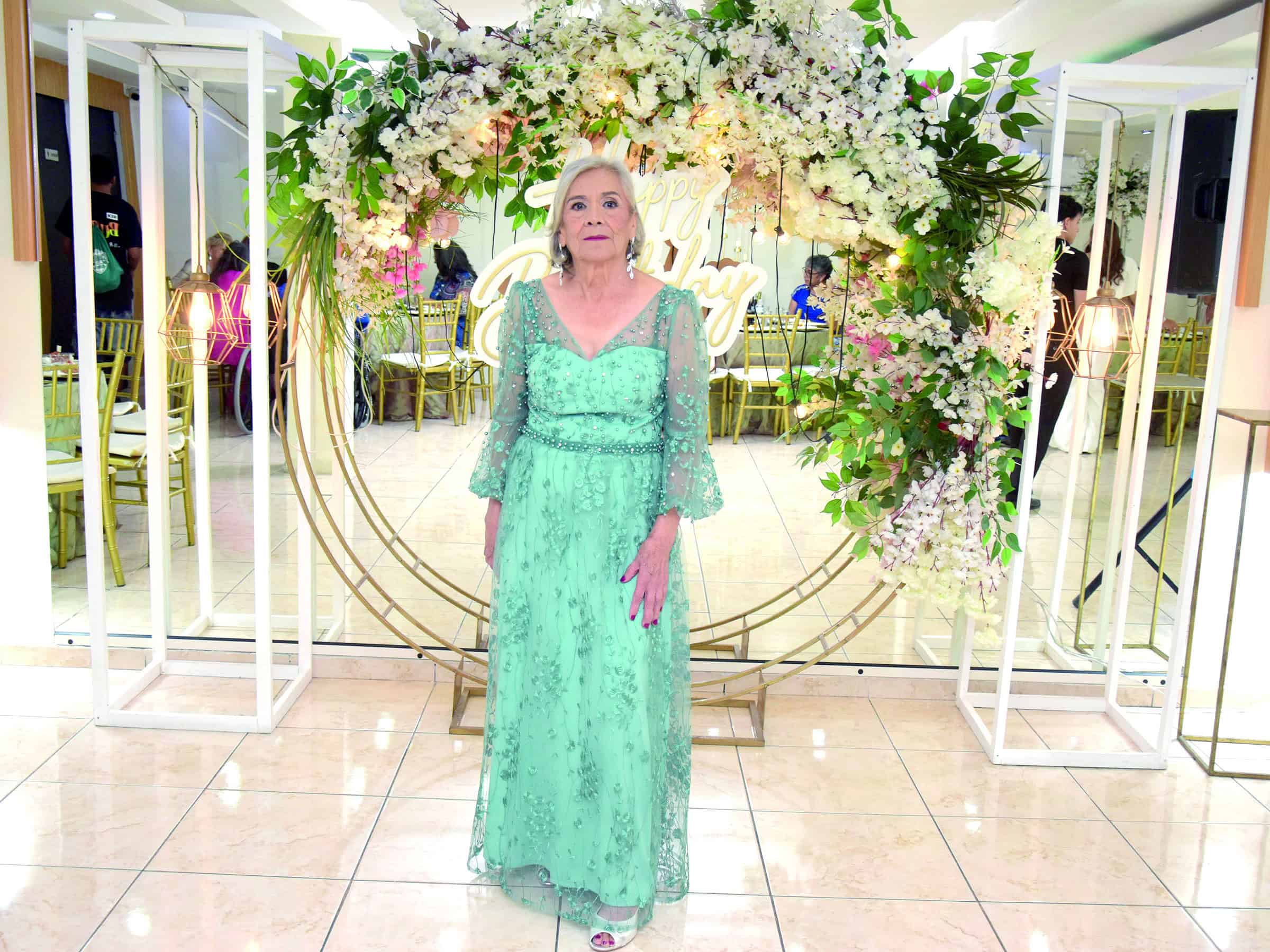 Bertha Garc&iacute;a celebra su cumplea&ntilde;os 80 rodeada de su familia