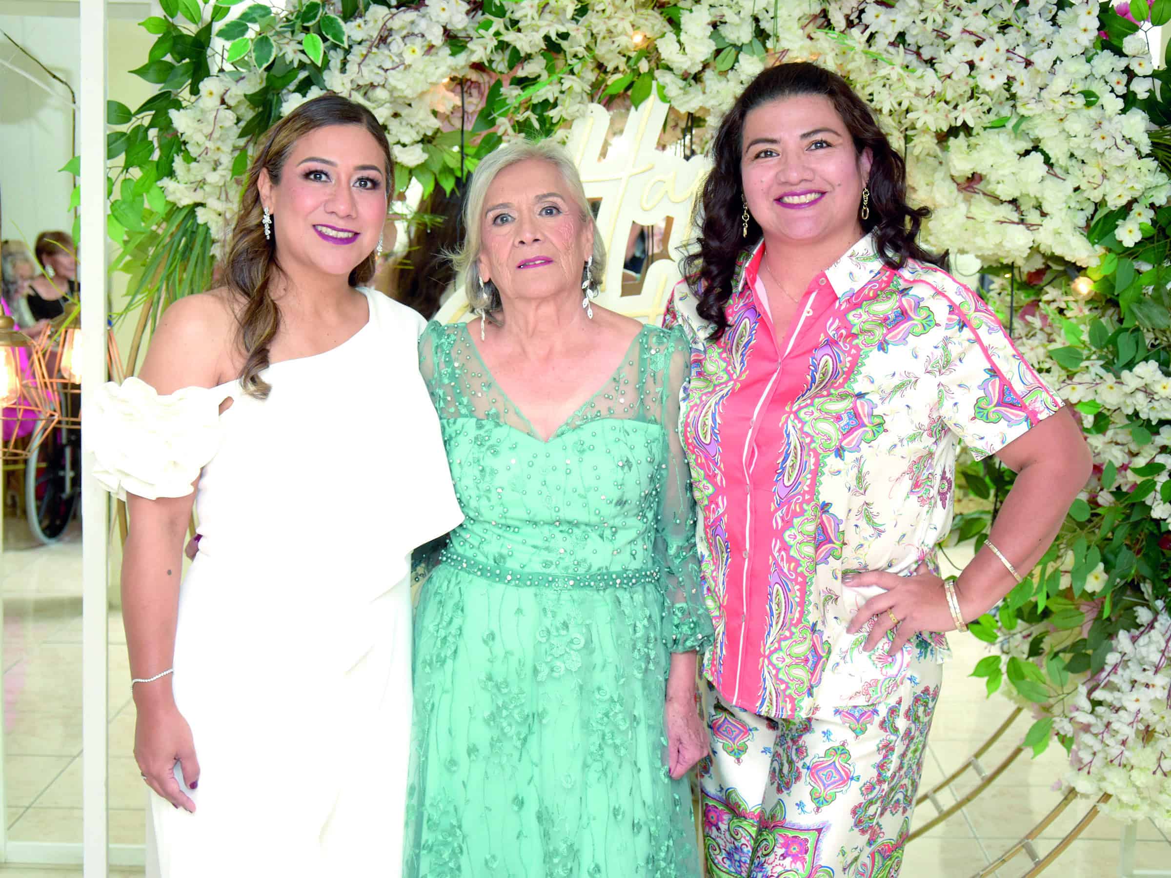 Bertha Garc&iacute;a celebra su cumplea&ntilde;os 80 rodeada de su familia