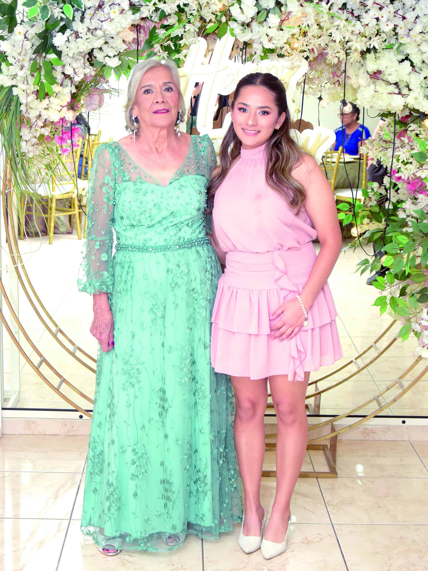 Bertha Garc&iacute;a celebra su cumplea&ntilde;os 80 rodeada de su familia
