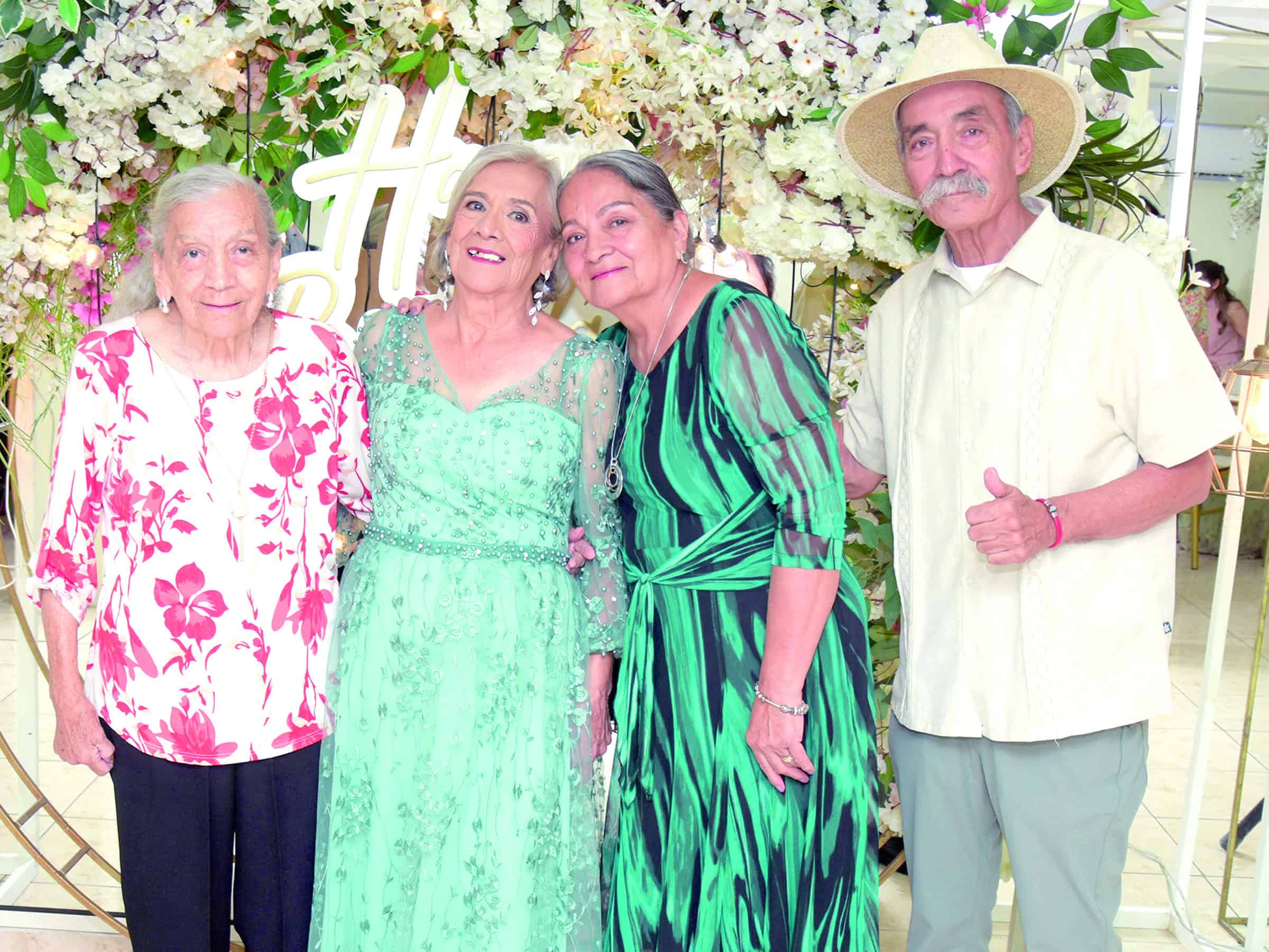 Bertha Garc&iacute;a celebra su cumplea&ntilde;os 80 rodeada de su familia