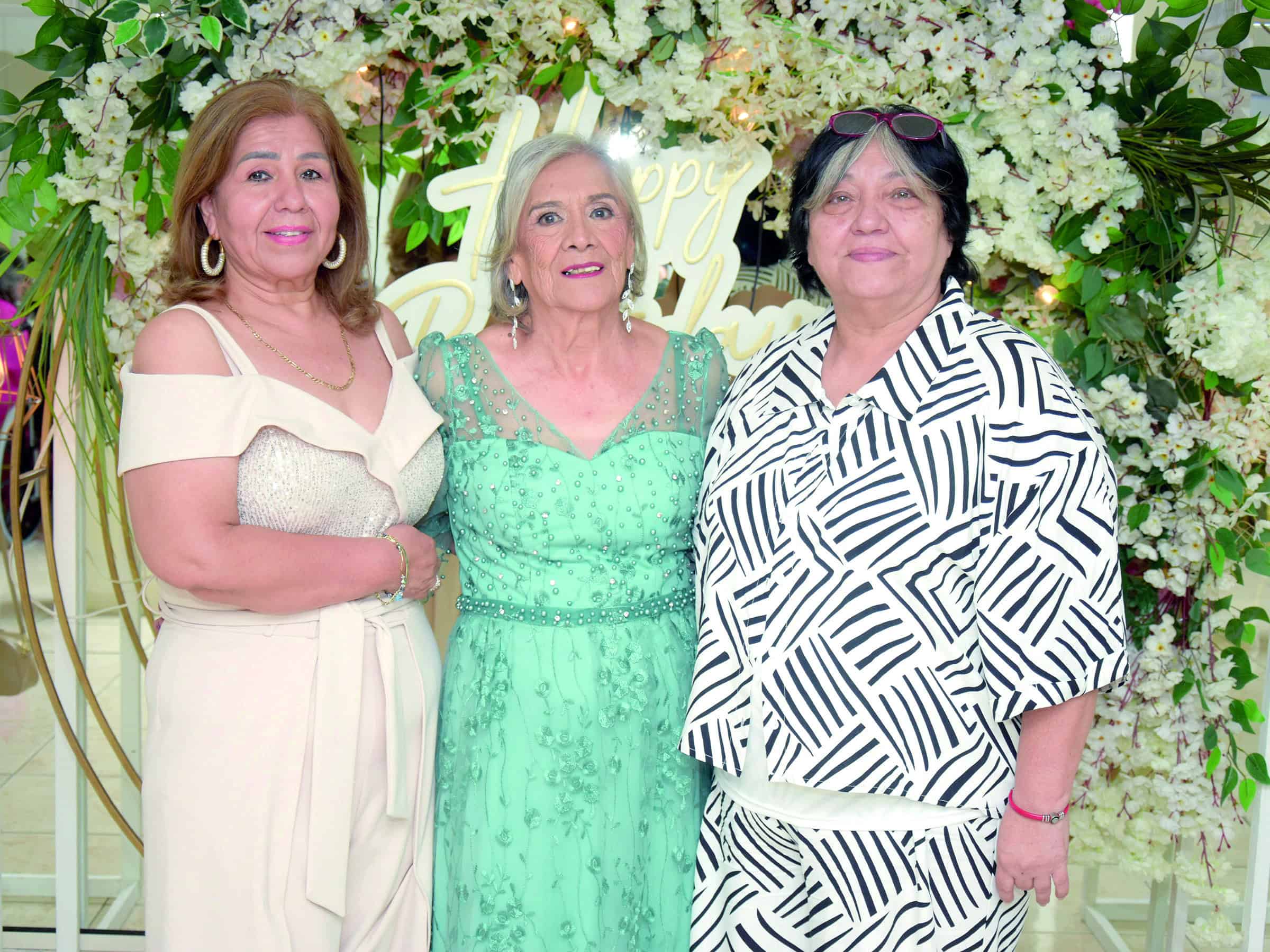 Bertha Garc&iacute;a celebra su cumplea&ntilde;os 80 rodeada de su familia