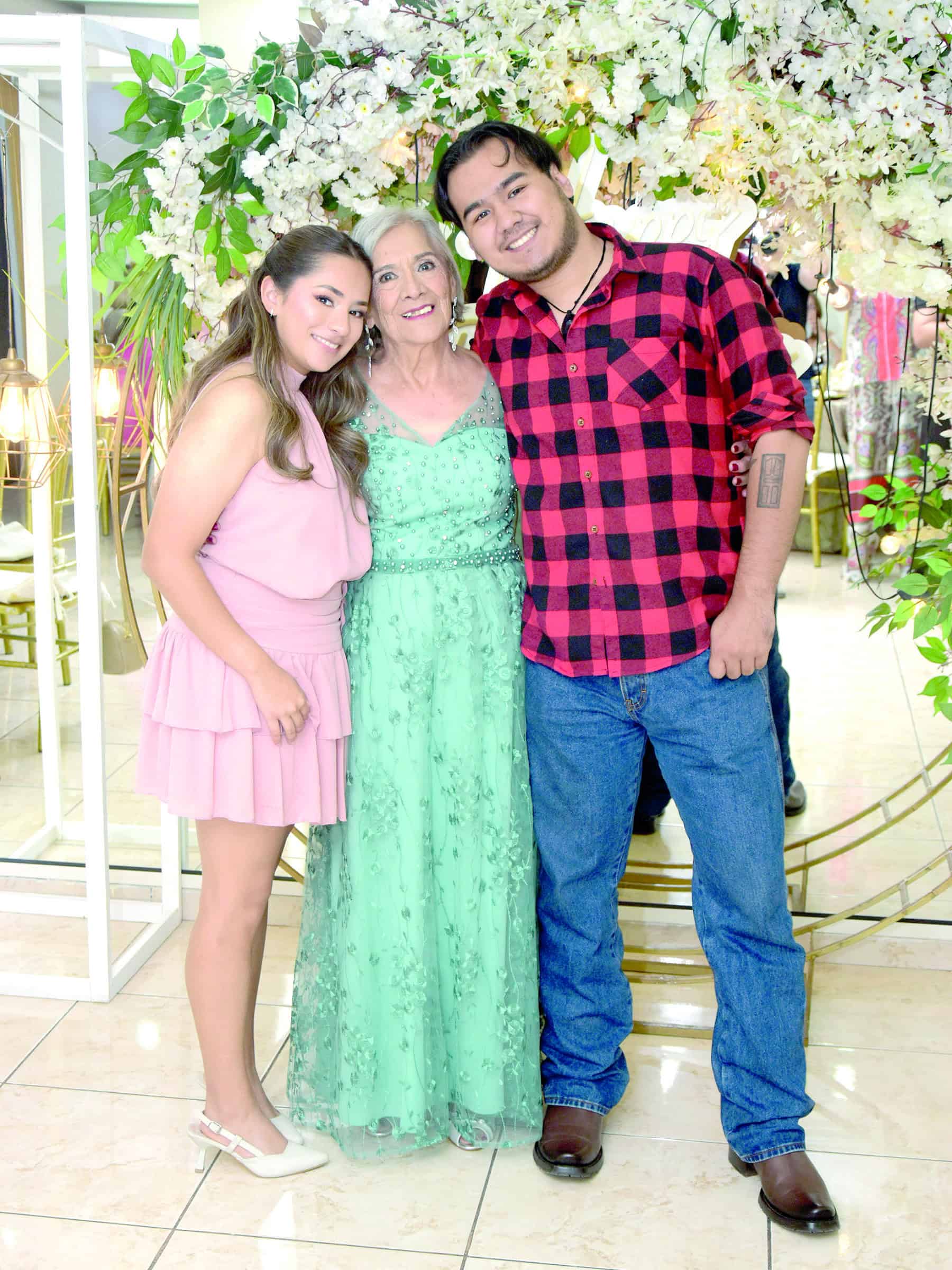 Bertha Garc&iacute;a celebra su cumplea&ntilde;os 80 rodeada de su familia