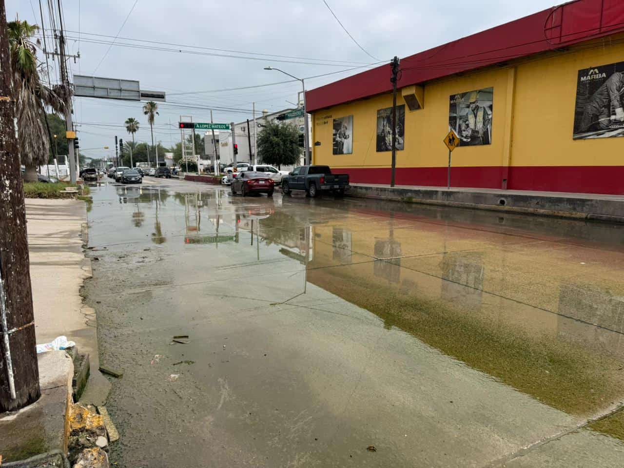 Persisten aguas negras en la calle Periodistas; vecinos exigen soluci&oacute;n definitiva