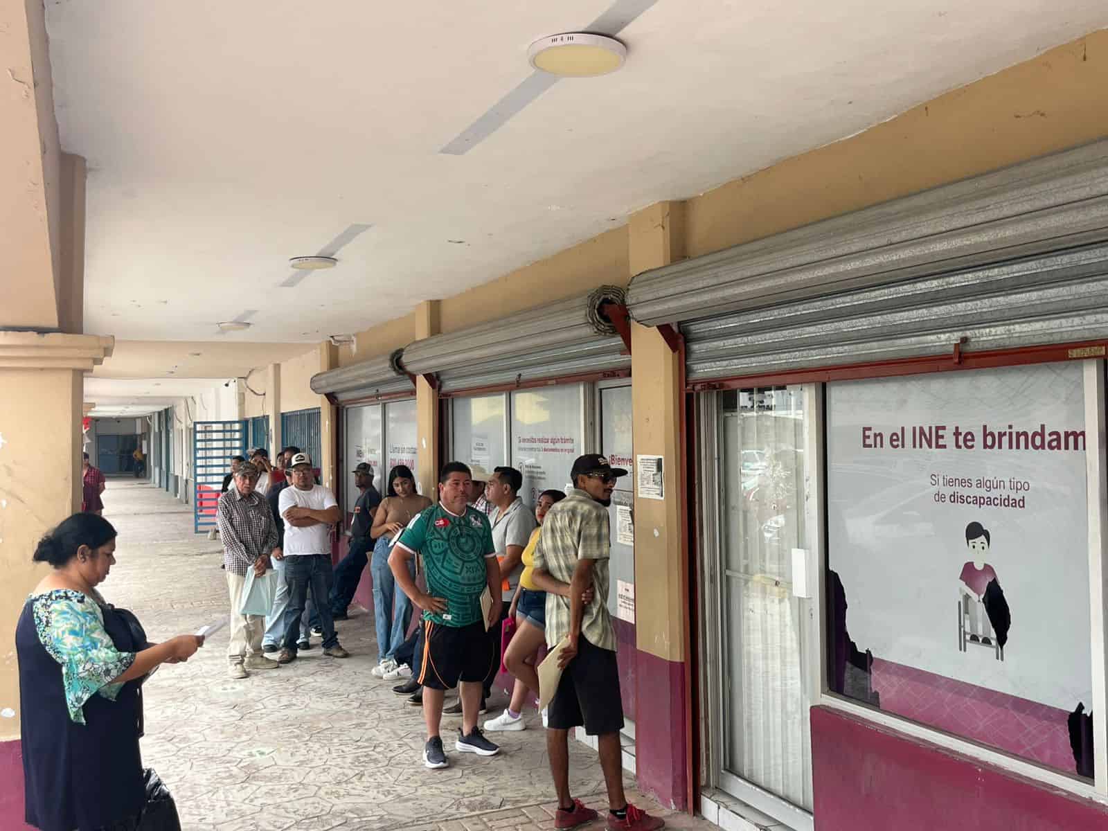 Regresan largas filas al m&oacute;dulo del INE en Ciudad Acu&ntilde;a tras concluir restricciones electorales