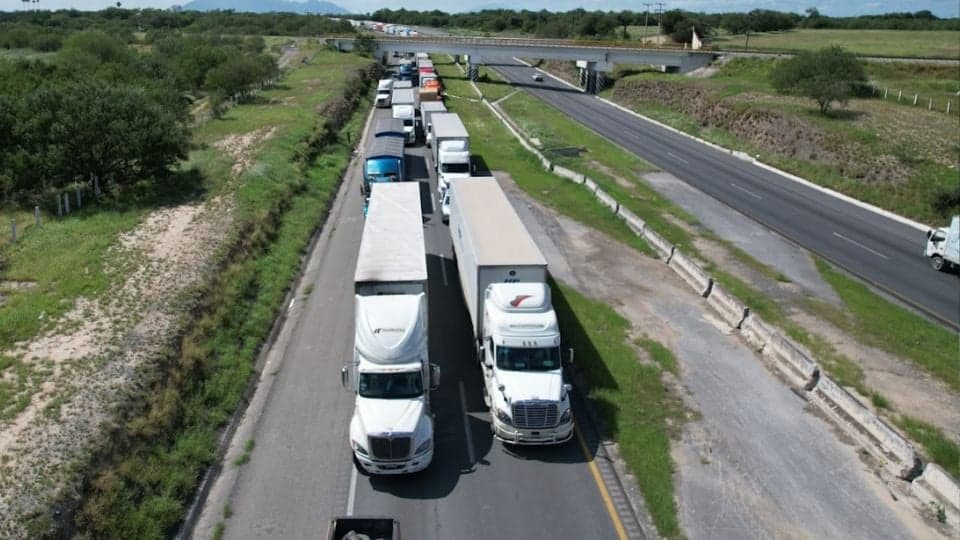 Transportistas realizan megabloqueo nacional en M&eacute;xico: afectaciones severas