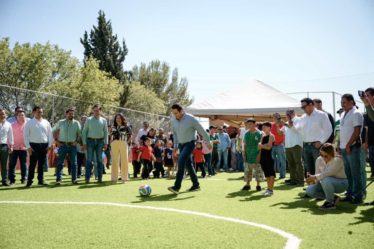 Javier D&iacute;az Gonz&aacute;lez entrega rehabilitaci&oacute;n de cancha y plaza en Saltillo
