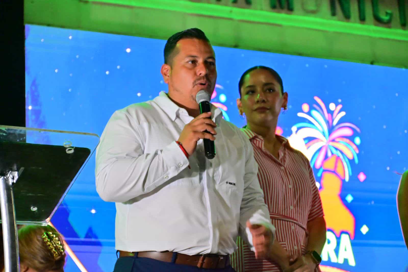 Alcalde Jes&uacute;s Javier Flores corona a Mar&iacute;a Fernanda Palos como Reina de la Feria 2026