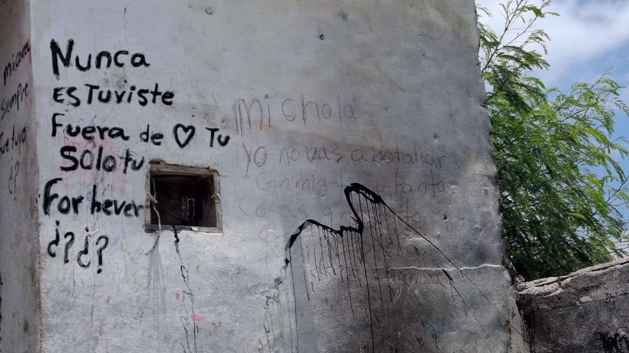 Frases de amor expuestas en una casa de Monclova