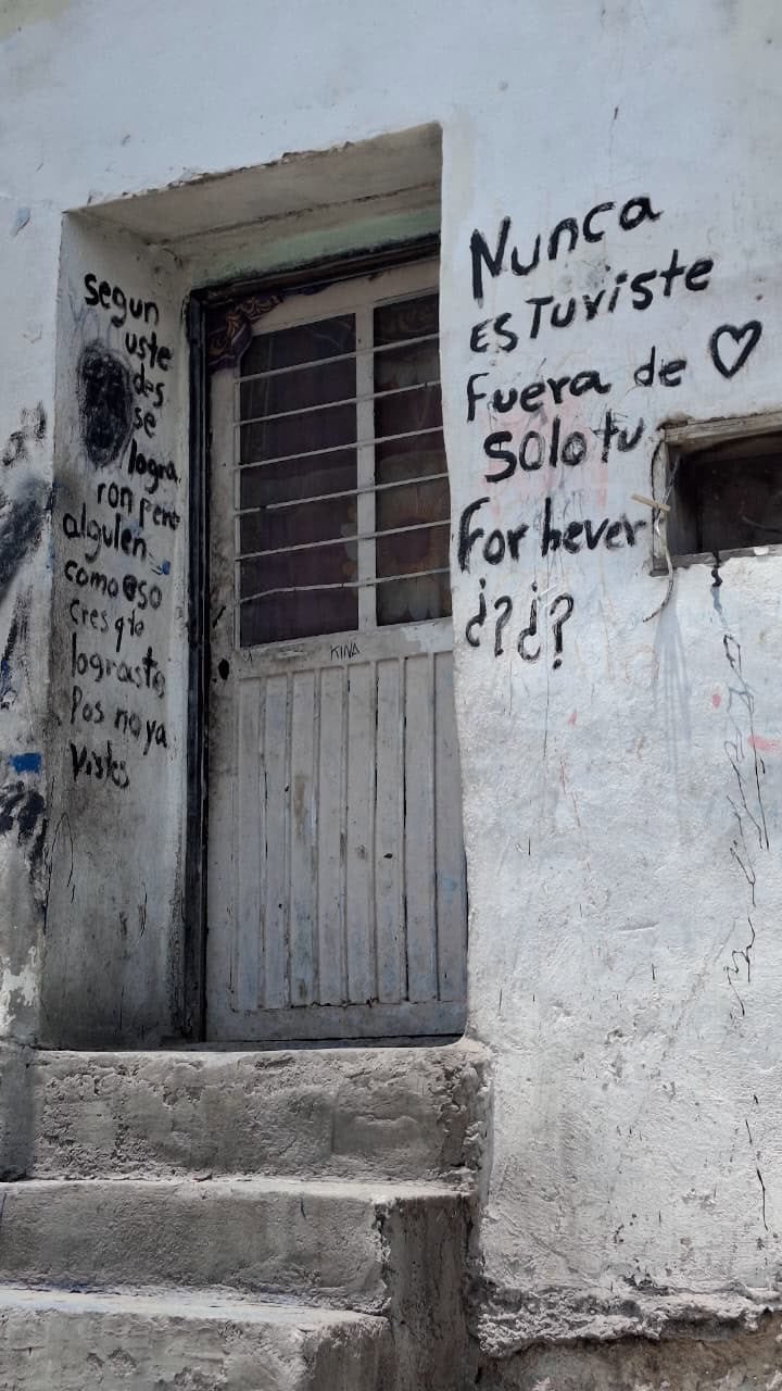 Frases de amor expuestas en una casa de Monclova