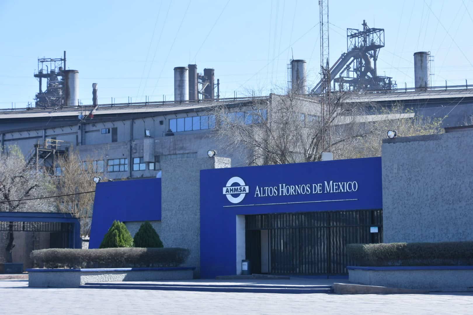 Trabajadores bloquean AHMSA por pr&oacute;rroga en subasta de activos