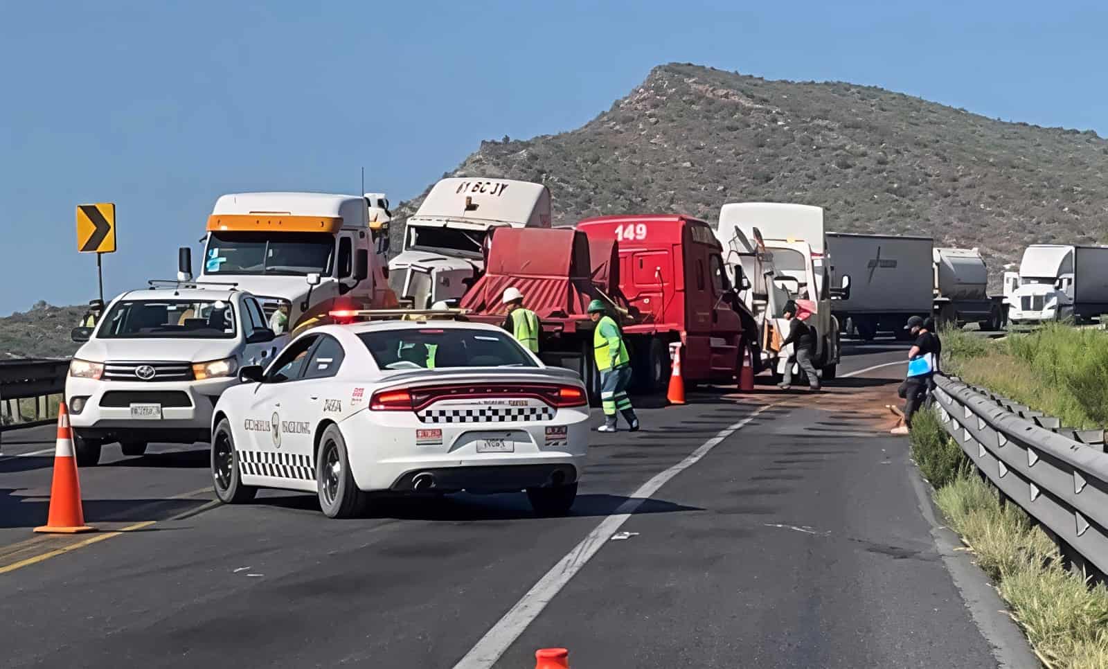 Accidente de tr&aacute;ileres provoca cierre en libramiento norponiente de Saltillo