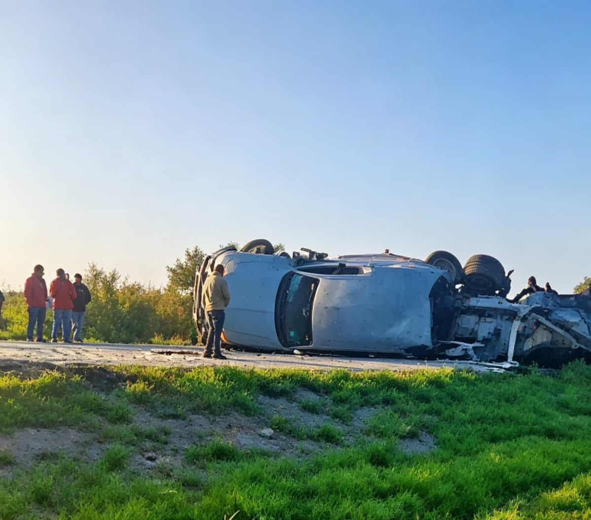 Tr&aacute;iler de cerveza vuelca en la carretera 57