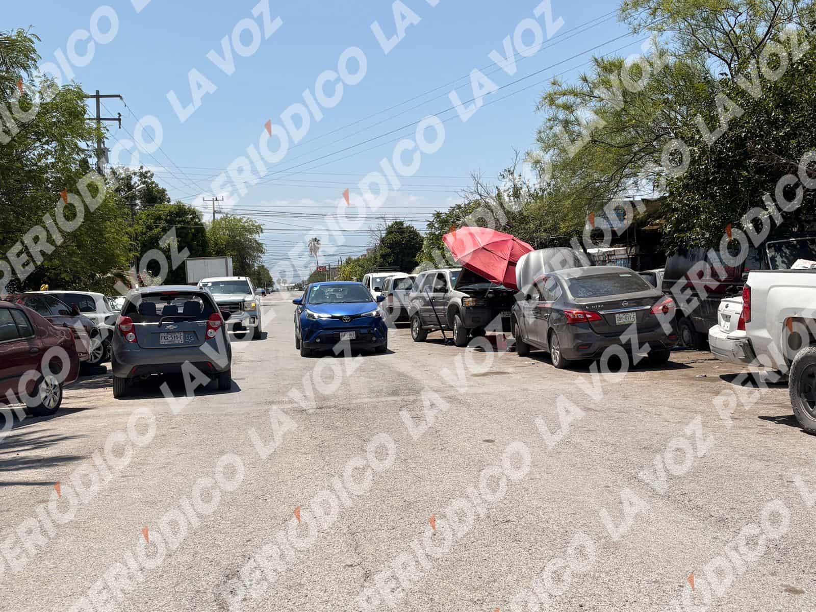Taller mec&aacute;nico obstruye vialidad en Frontera: vecinos denuncian