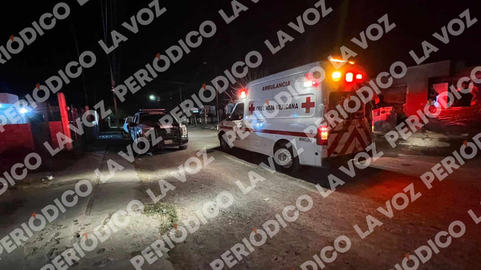 Tres sujetos agreden a joven en su hogar de Monclova