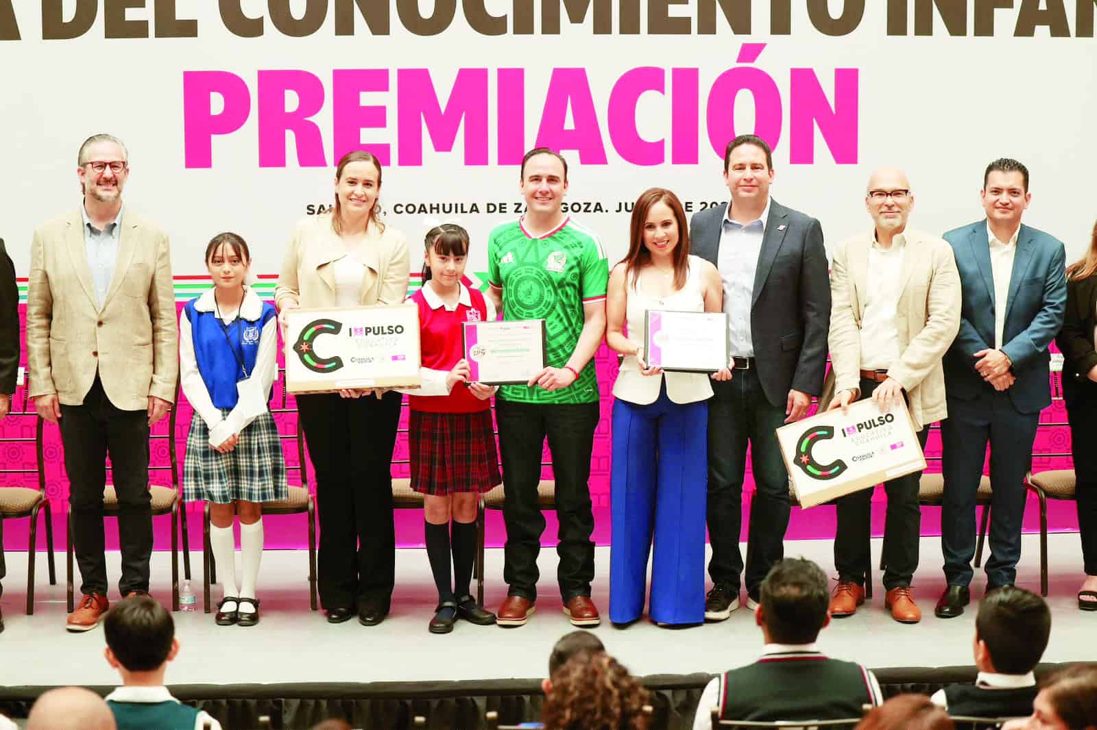 Manolo Jim&eacute;nez premia a estudiantes destacados en Coahuila