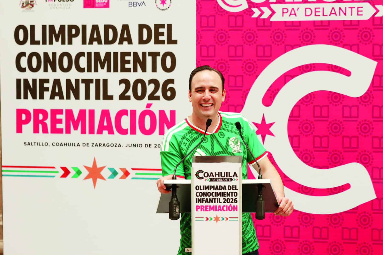 Manolo Jim&eacute;nez premia a estudiantes destacados en Coahuila