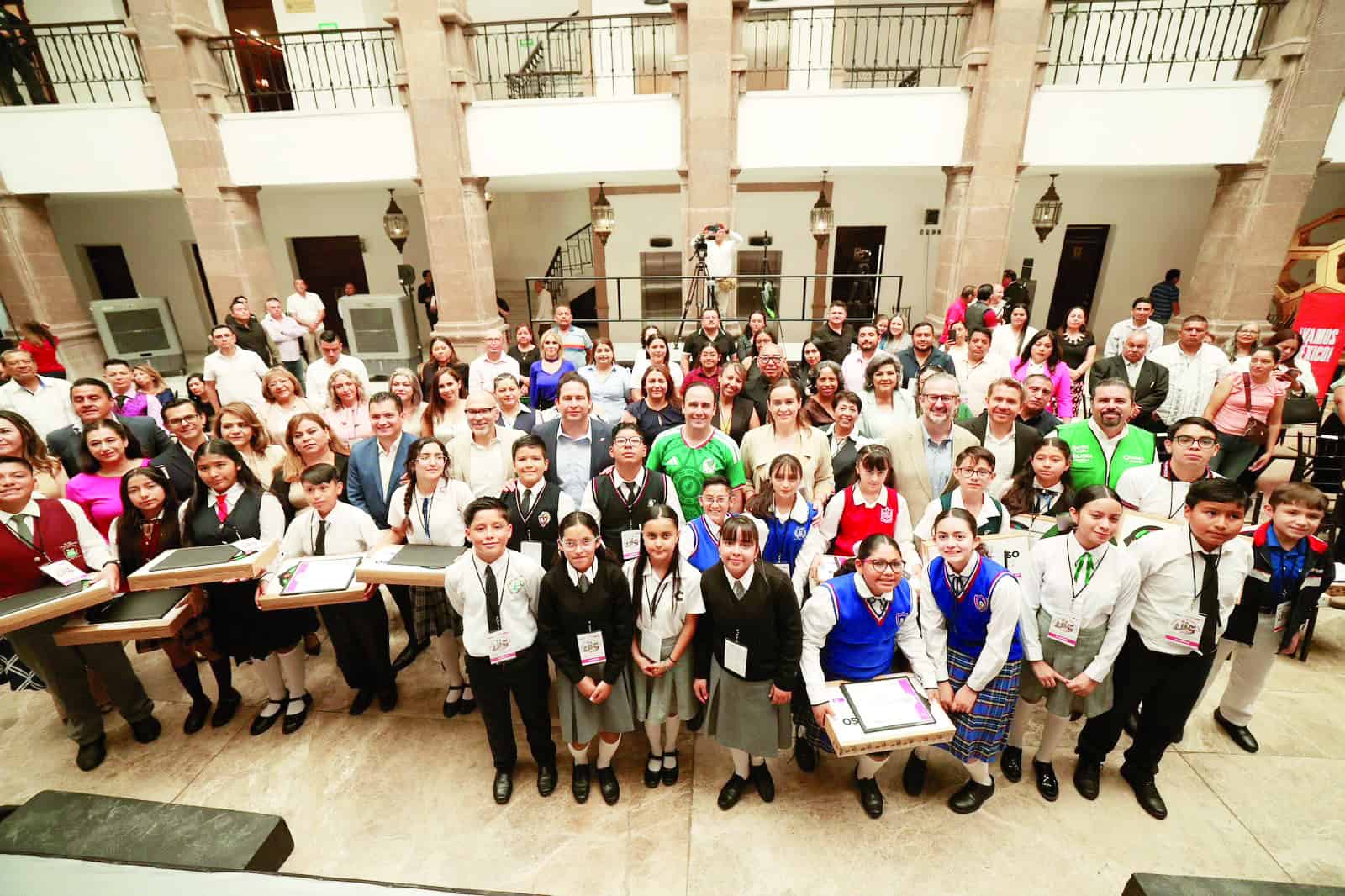 Manolo Jim&eacute;nez premia a estudiantes destacados en Coahuila