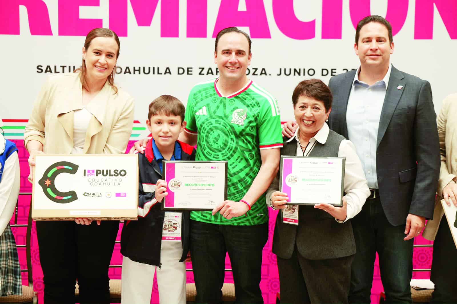 Manolo Jim&eacute;nez premia a estudiantes destacados en Coahuila